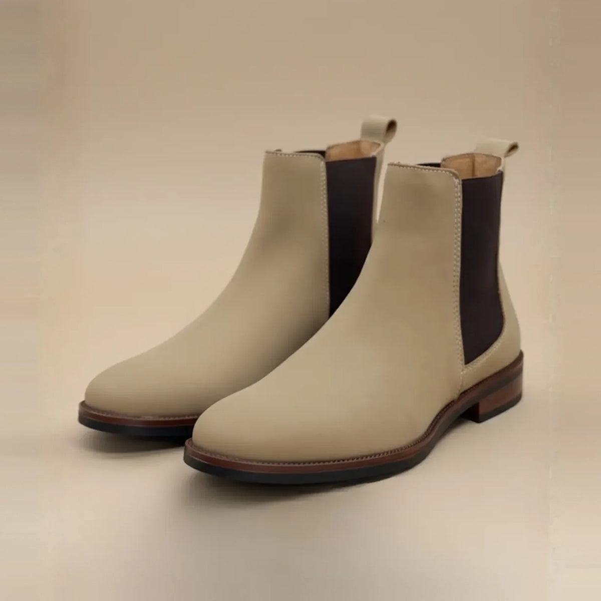 Botín chelsea de piel nobuck para hombre color beige — vista 1 | Calzado Zully