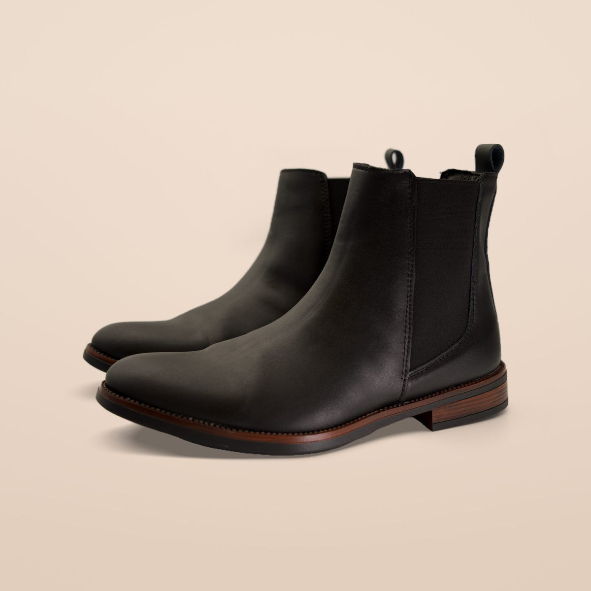 Par de botines Chelsea Negro de piel lisa para hombre, foto real de estudio