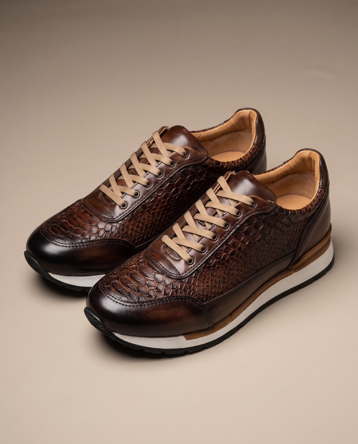 Tenis de piel grabado pitón para hombre color shedrón — vista 1 | Calzado Zully