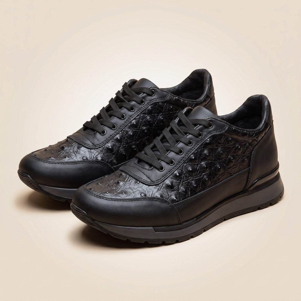Tenis Toronto de piel grabado avestruz negro para hombre, suela gris, el par