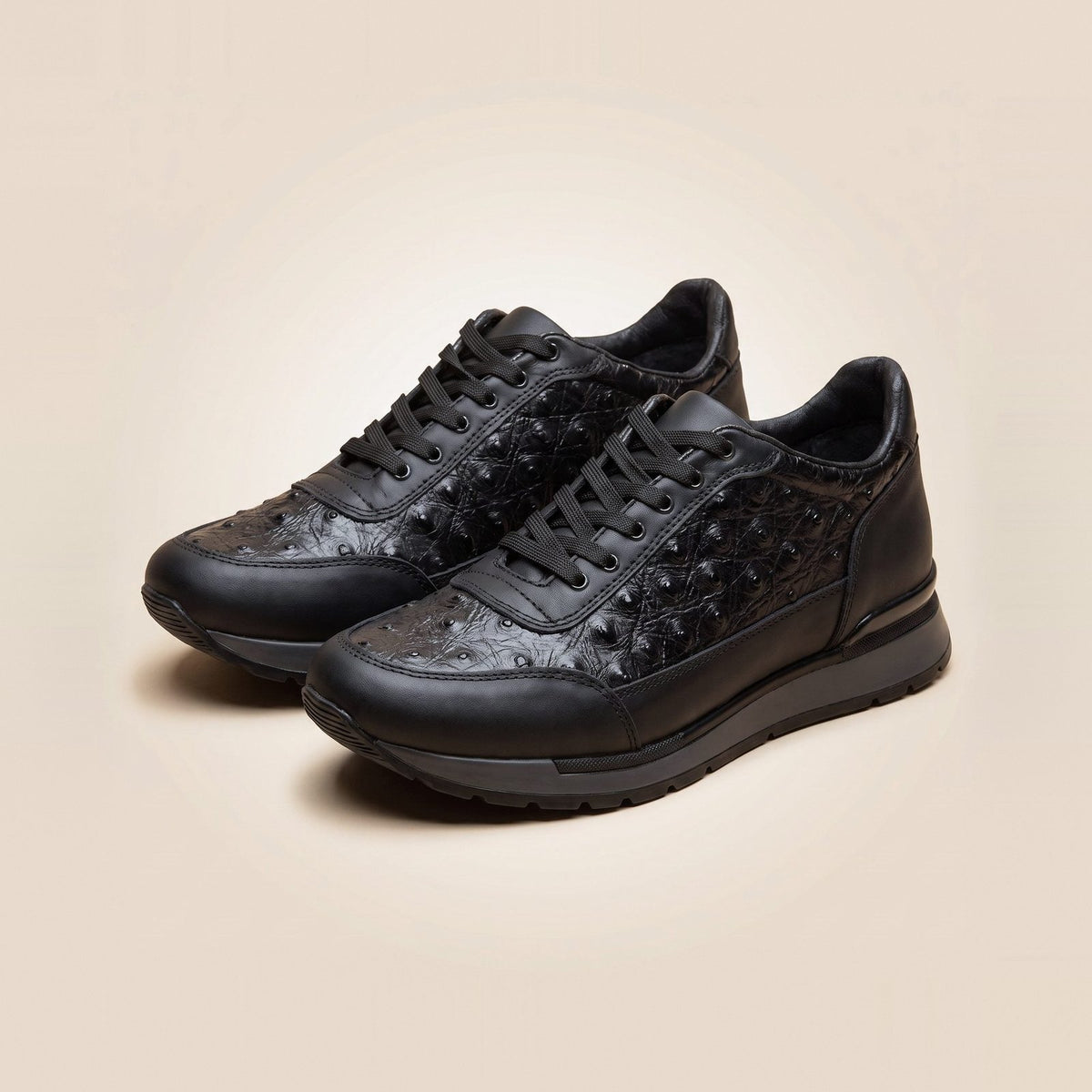 Tenis Toronto de piel grabado avestruz negro para hombre, suela gris, el par