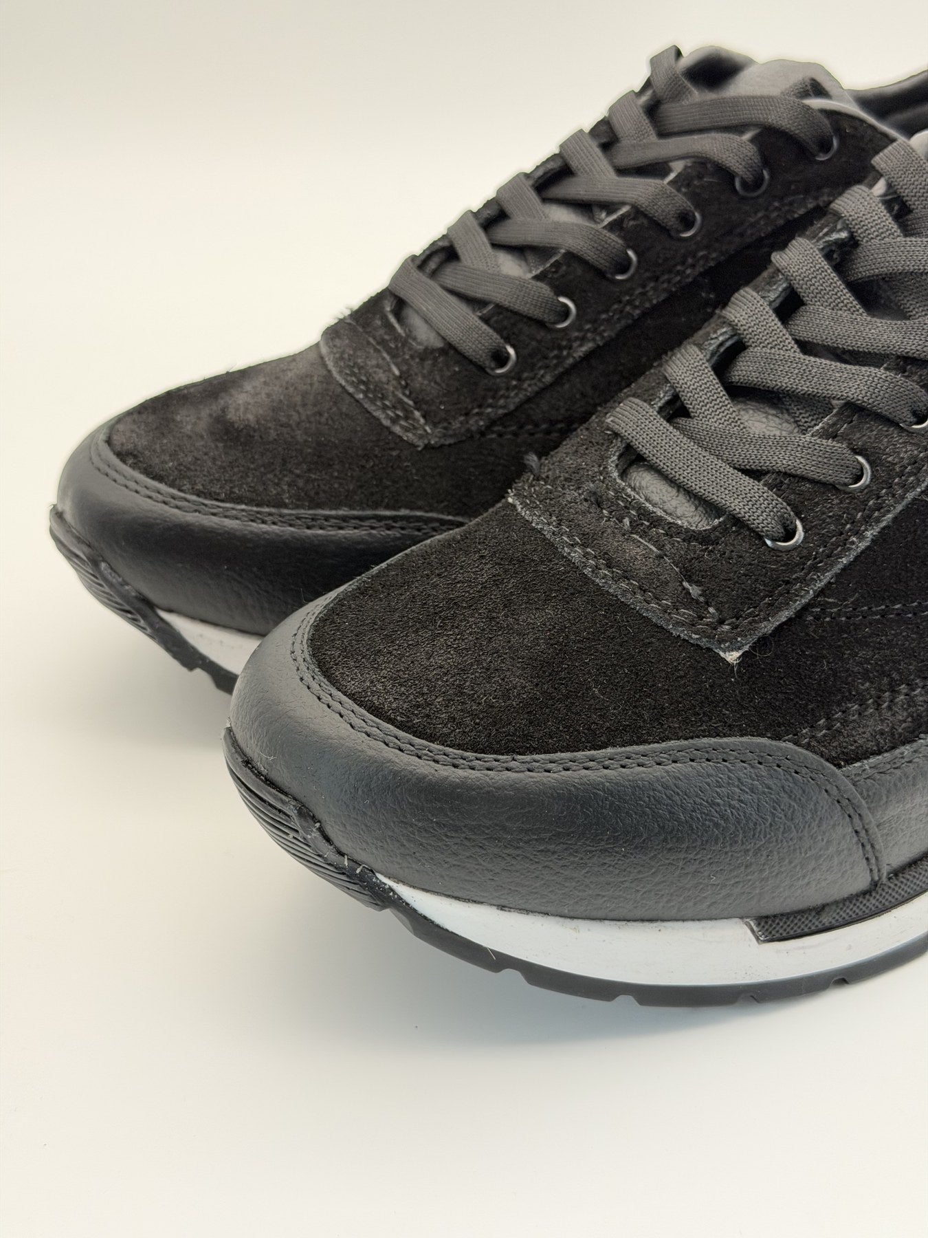 Tenis de gamuza negra para hombre Toronto Suede hechos en México — Calzado Zully — detalle de la gamuza