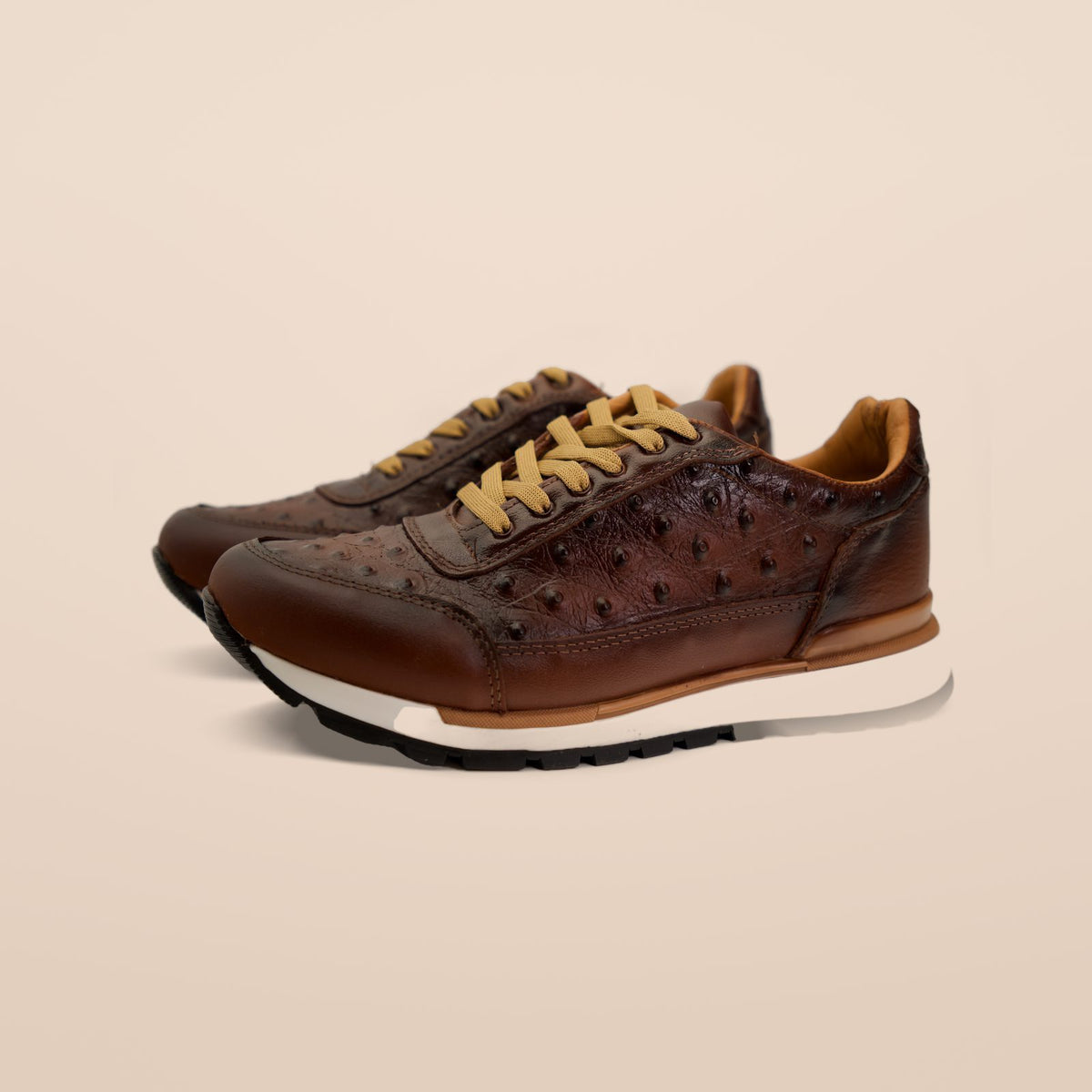 Tenis Vancouver de piel grabado avestruz para hombre color café, el par, foto real