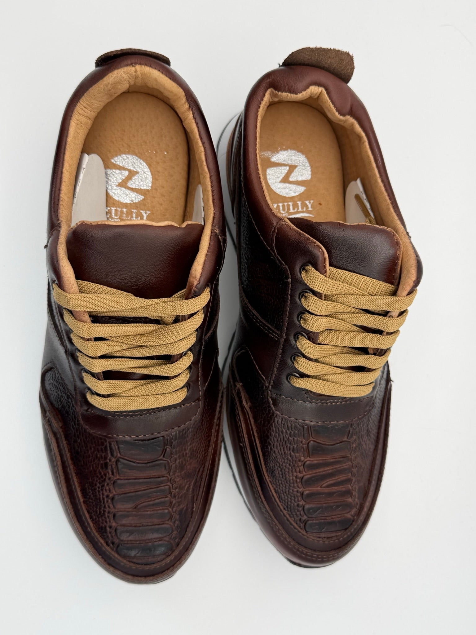 Tenis Vancouver grabado exótico de avestruz color café de piel para hombre hechos en México — vista 3 | Calzado Zully