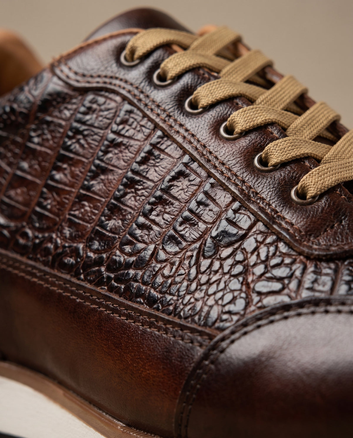 Tenis de piel grabado cocodrilo para hombre color shedrón — vista 3 | Calzado Zully
