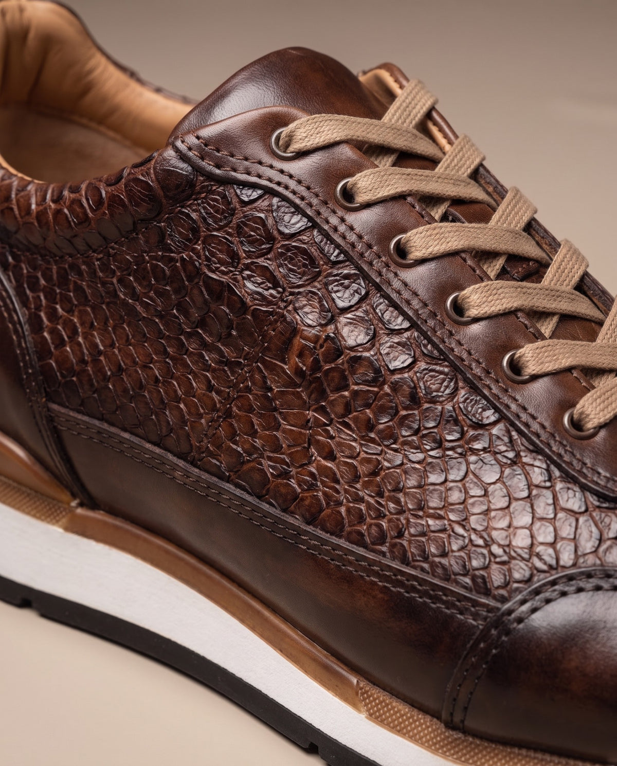 Tenis de piel grabado pitón para hombre color shedrón — vista 3 | Calzado Zully