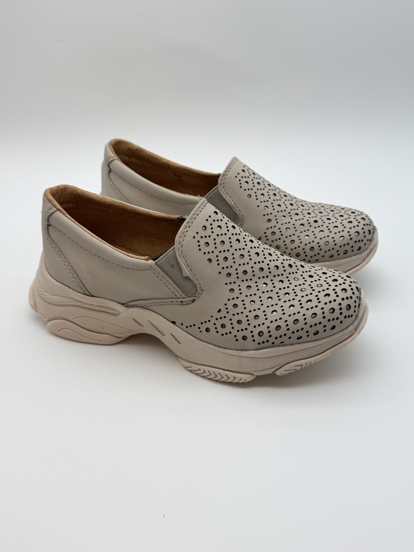 Zapato confort de dama Zapopan hueso de piel troquelada — Calzado Zully