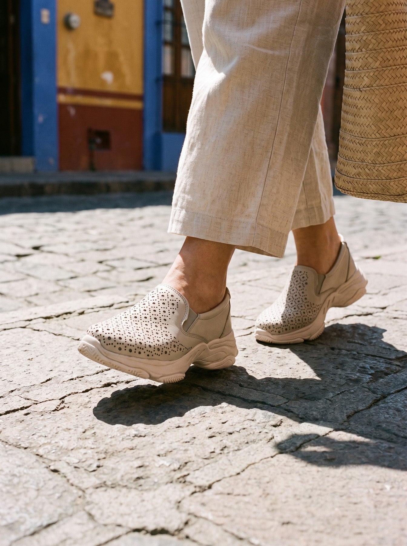 Mujer caminando con zapatos Zapopan hueso de piel troquelada — Calzado Zully
