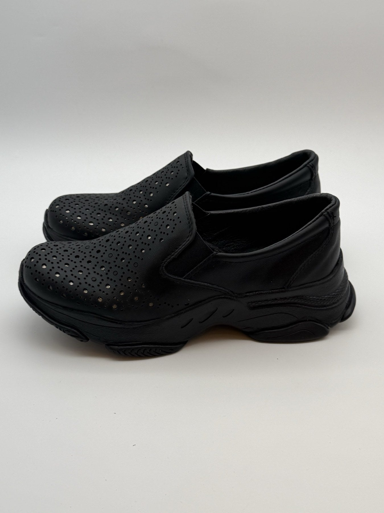 Zapato confort de dama Zapopan negro de piel troquelada — Calzado Zully — vista 2