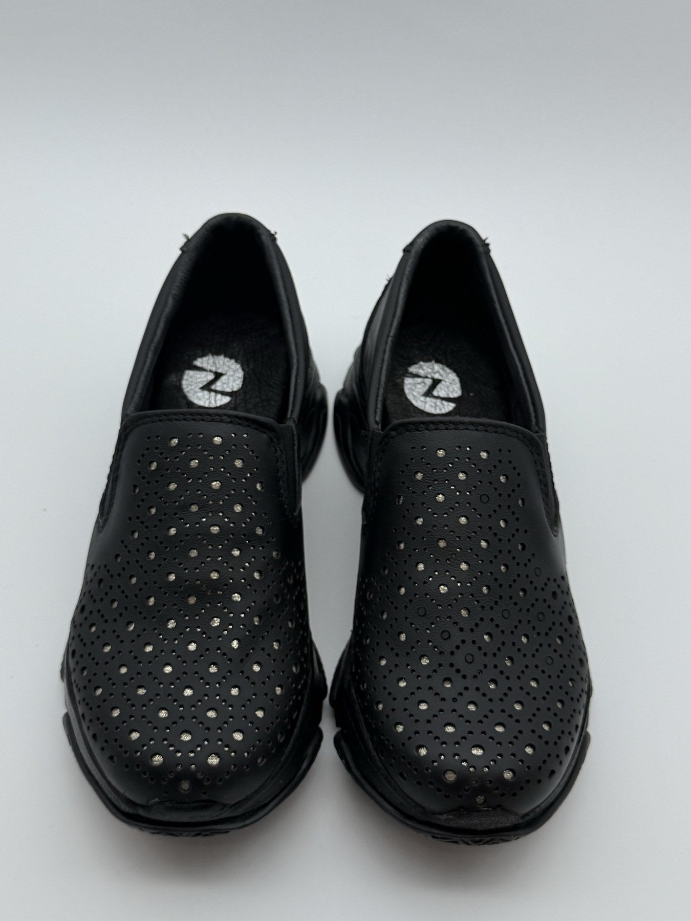 Zapato confort de dama Zapopan negro de piel troquelada — Calzado Zully — vista 4