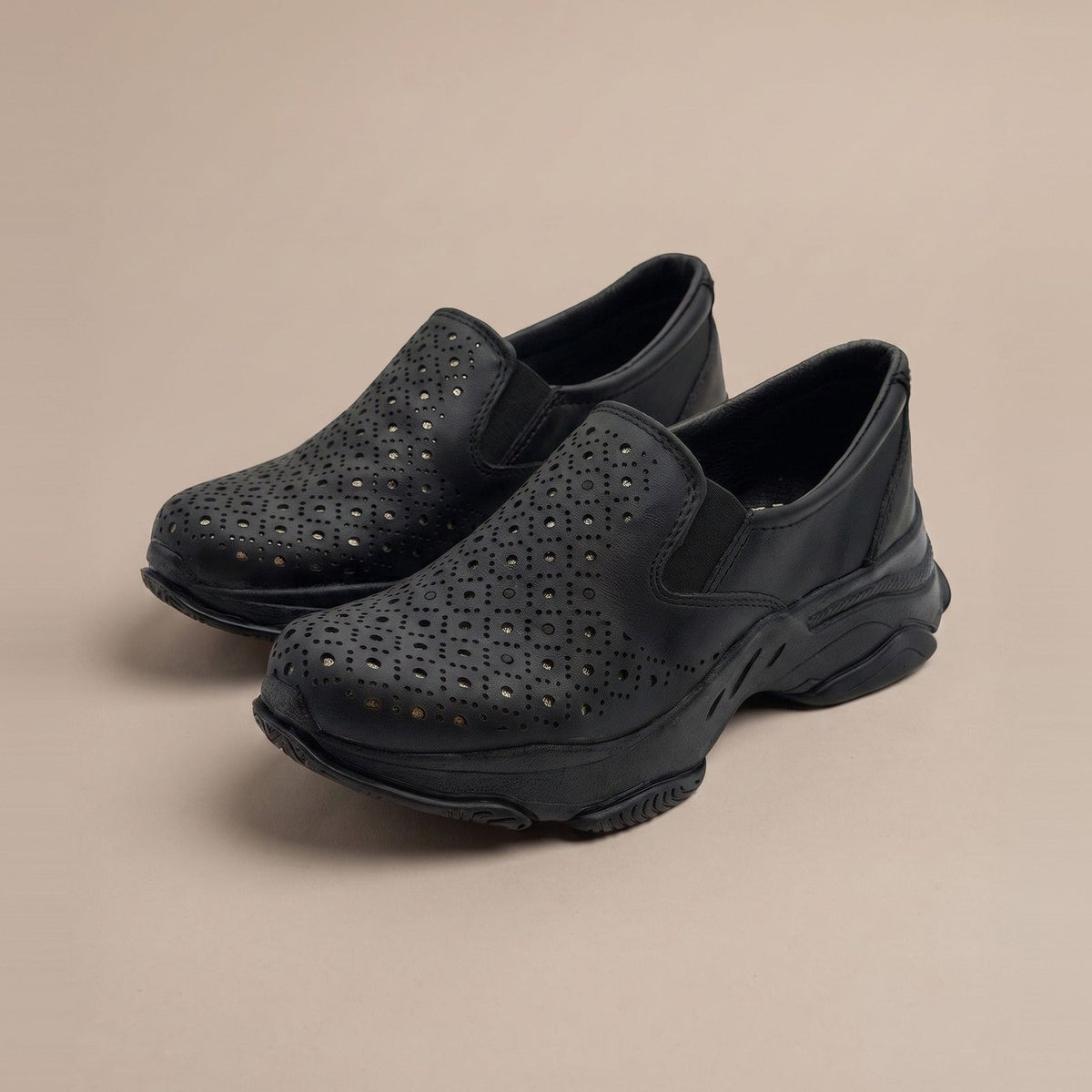 Zapopan negro — zapato confort de dama de piel troquelada, foto de estudio | Calzado Zully