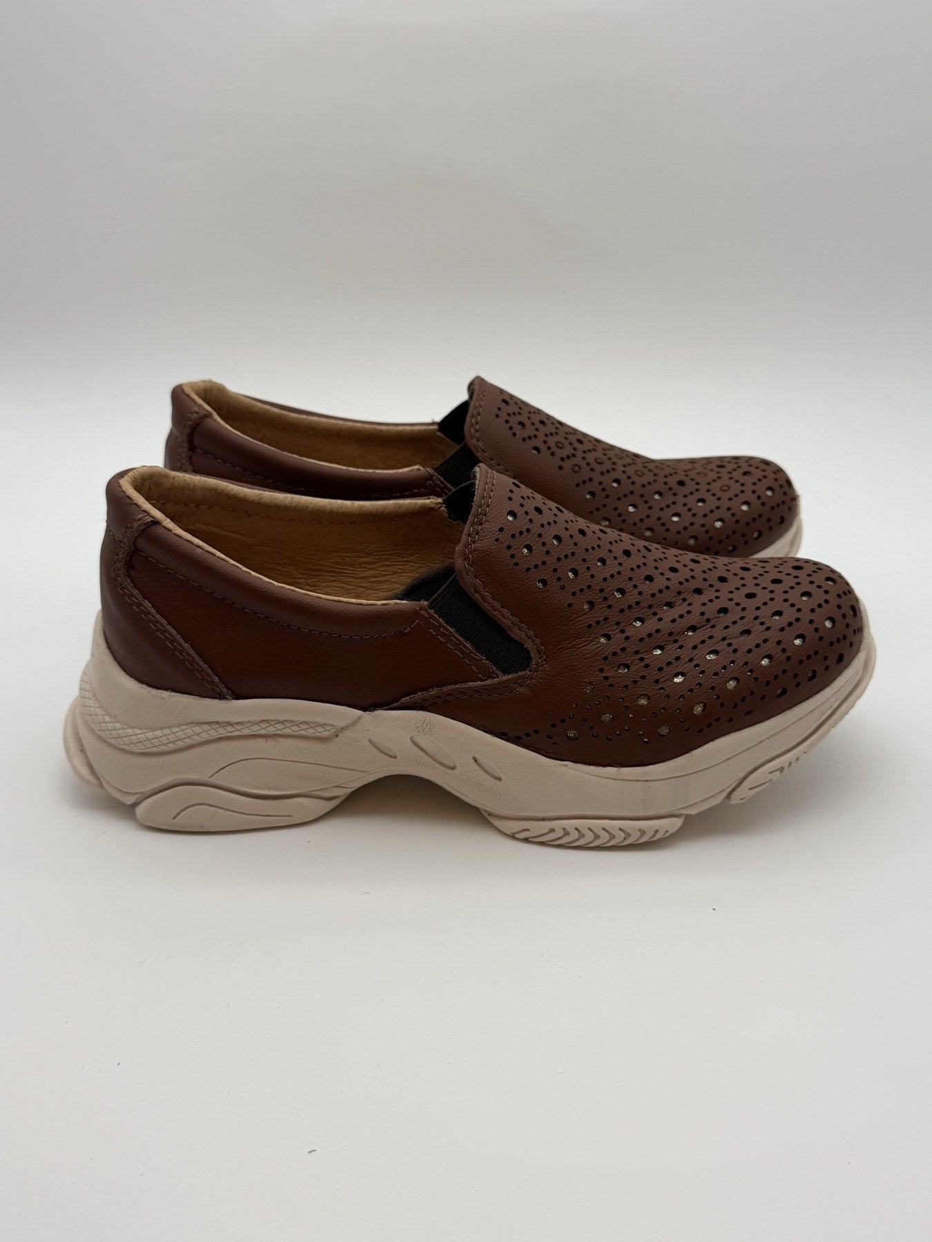 Zapato confort de dama Zapopan shedrón de piel troquelada — Calzado Zully — vista 2