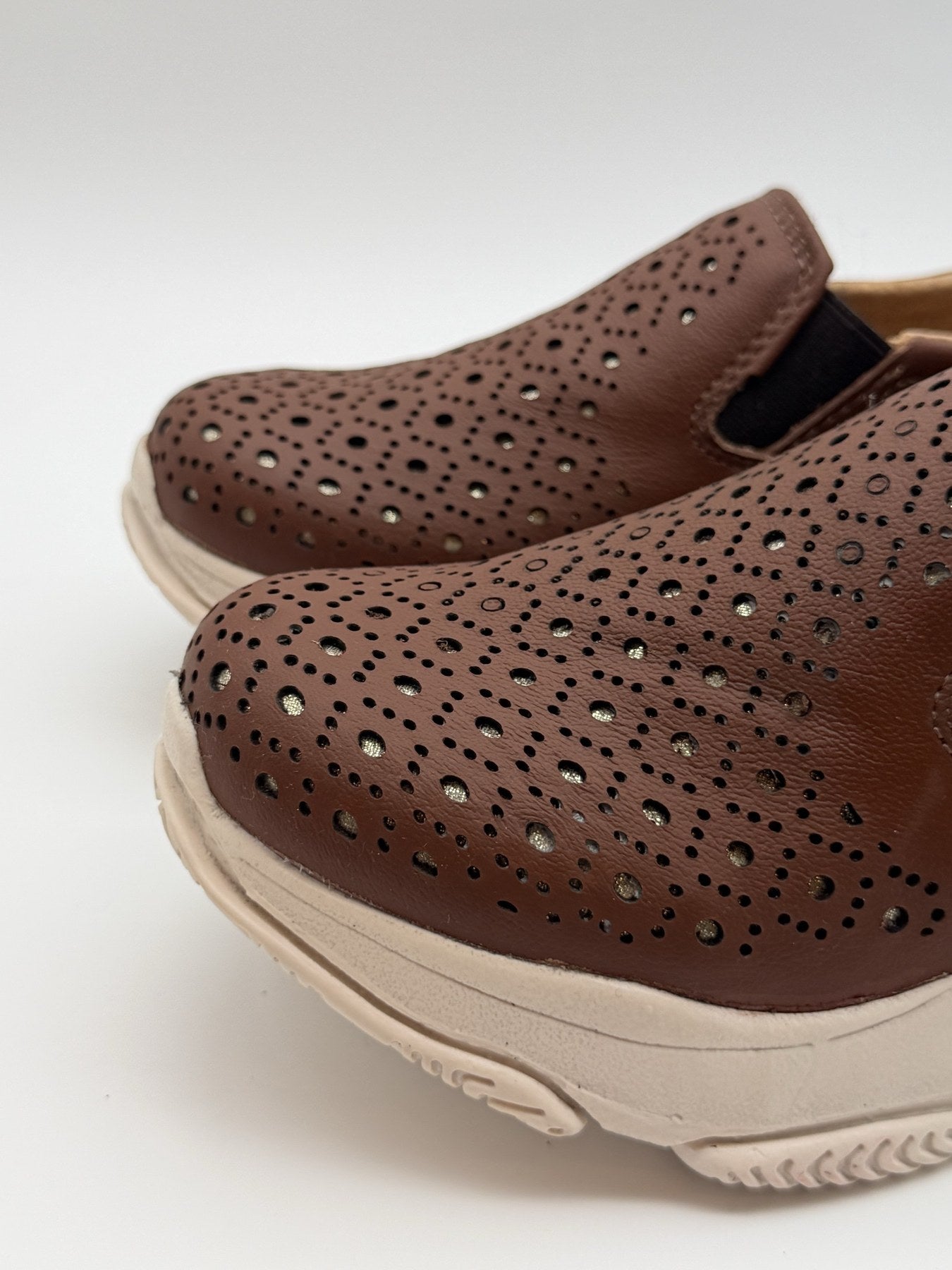Zapato confort de dama Zapopan shedrón de piel troquelada — Calzado Zully — vista 5