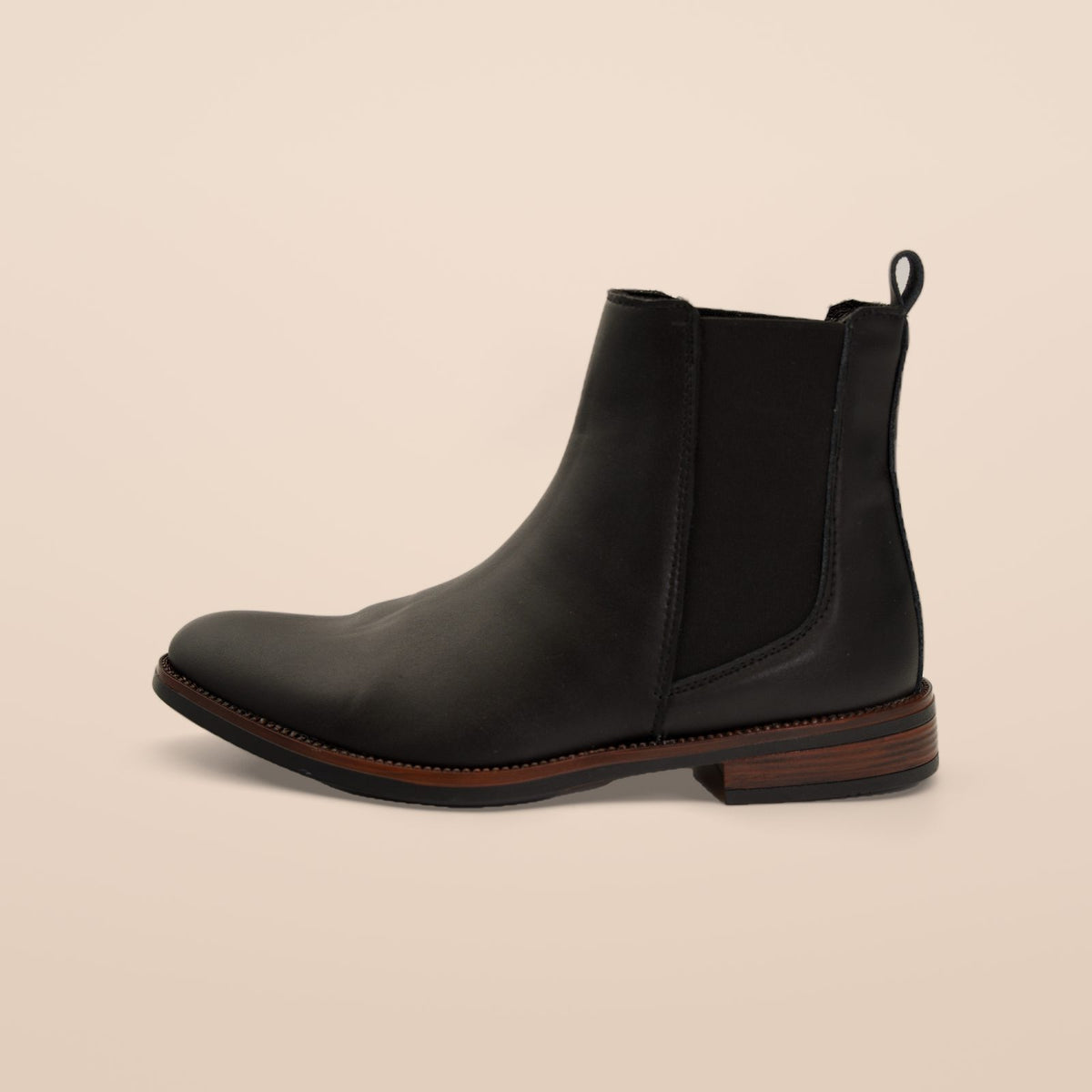 Botín Chelsea Negro de piel lisa para hombre, vista lateral con elástico