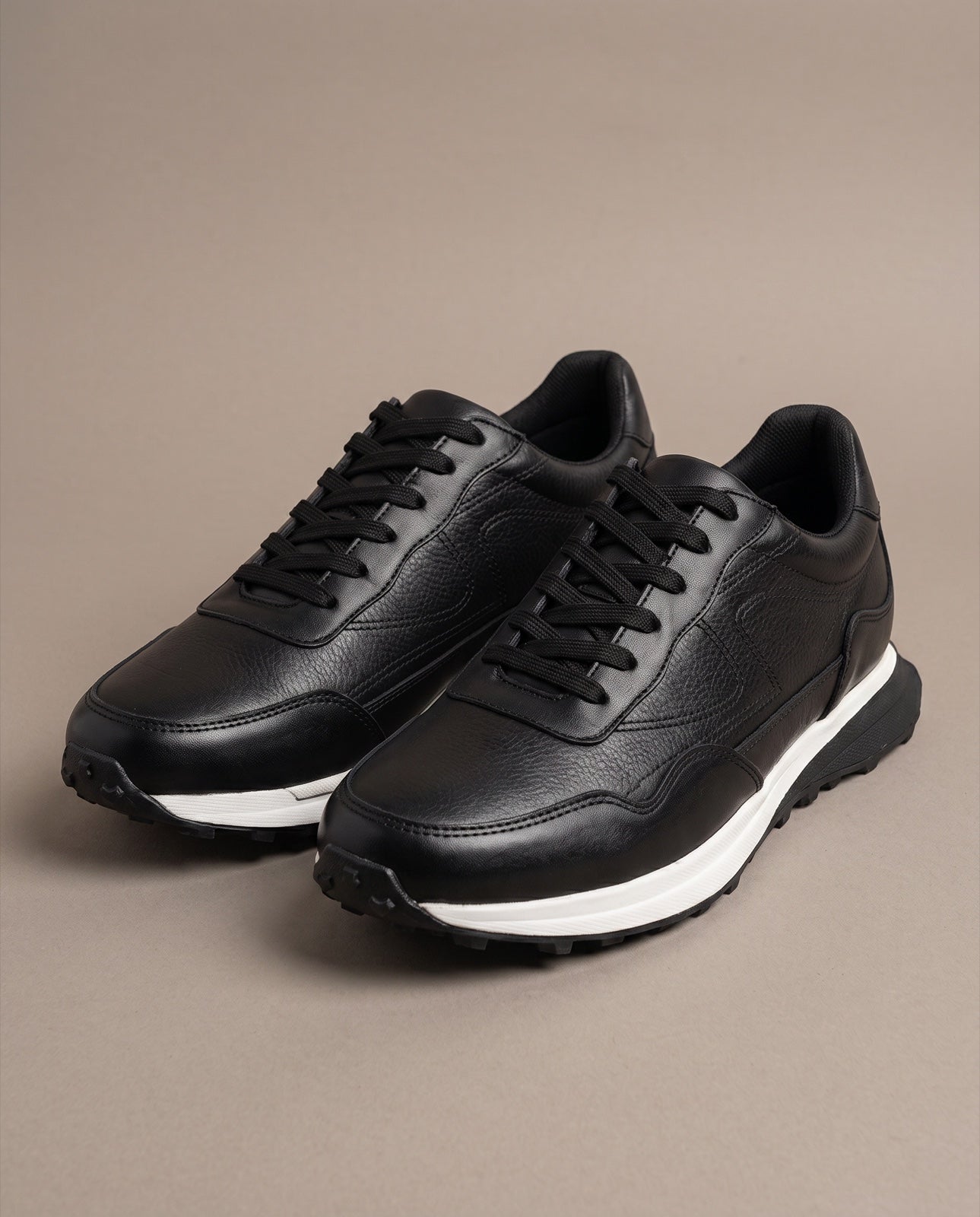 Tenis Allende Confort 2x1699,00 de piel genuina — Calzado Zully, foto de estudio