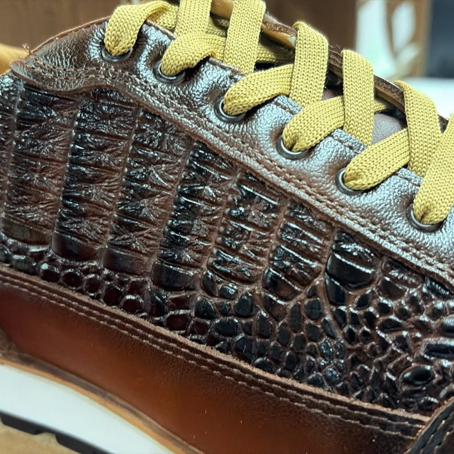 Tenis de piel grabado cocodrilo para hombre color shedrón — vista 4 | Calzado Zully