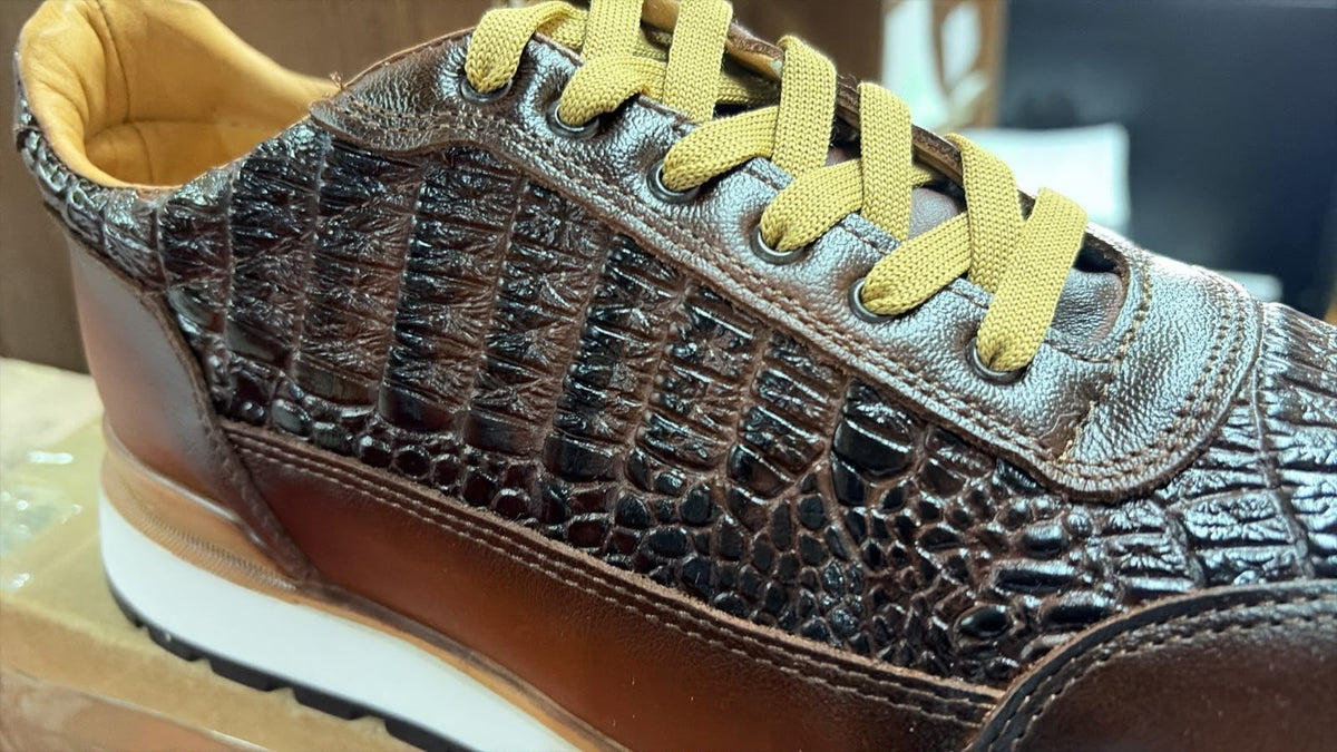 Tenis de piel grabado cocodrilo para hombre color shedrón — vista 4 | Calzado Zully