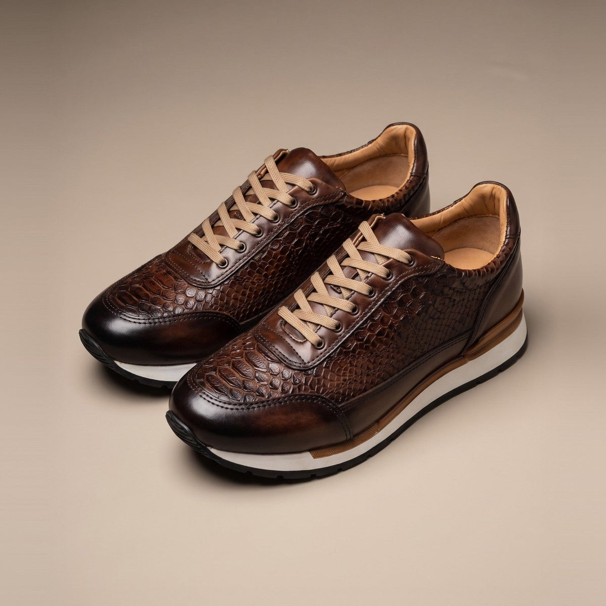 Tenis de piel grabado pitón para hombre color shedrón — vista 1 | Calzado Zully