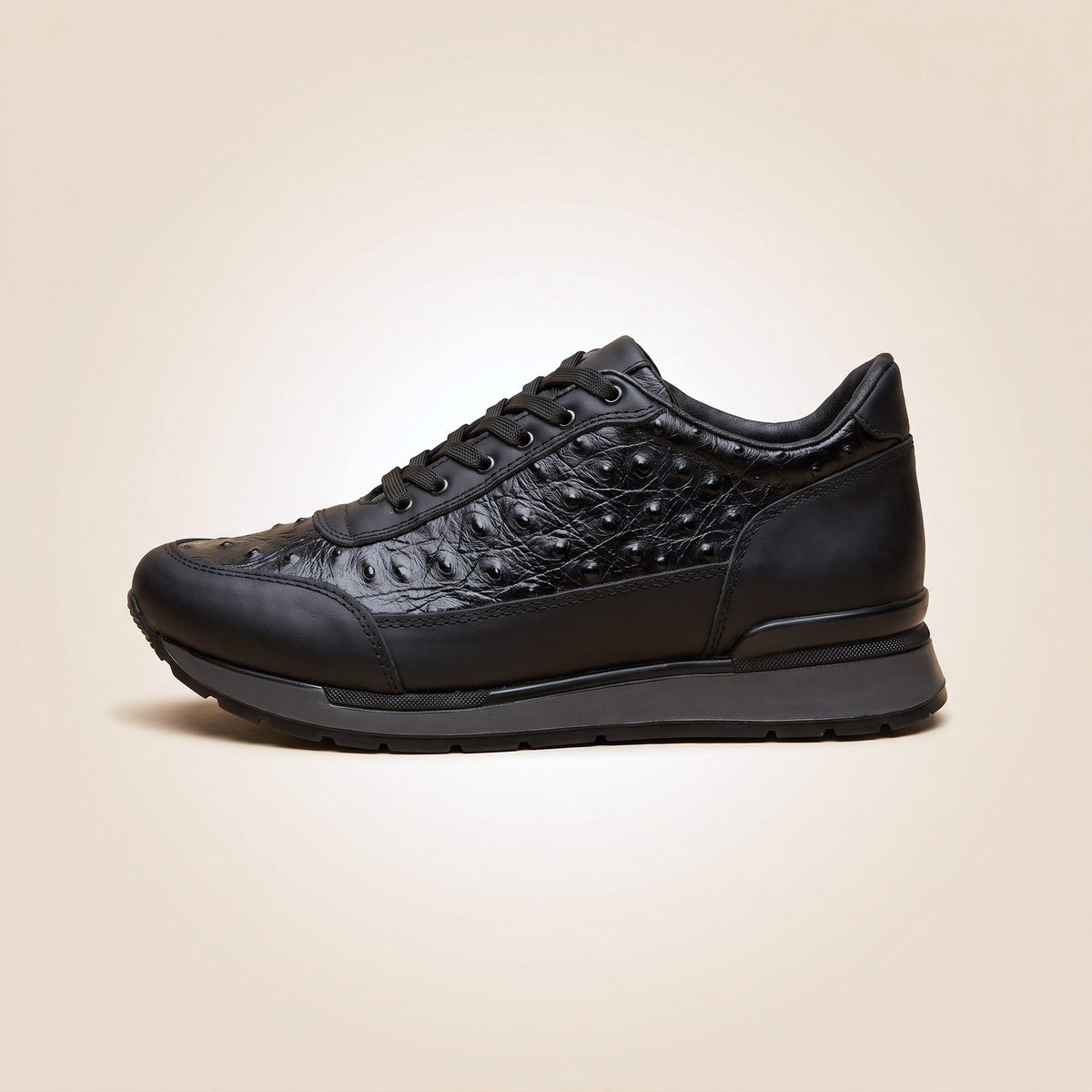 Tenis Toronto de piel grabado avestruz negro para hombre, suela gris, vista lateral