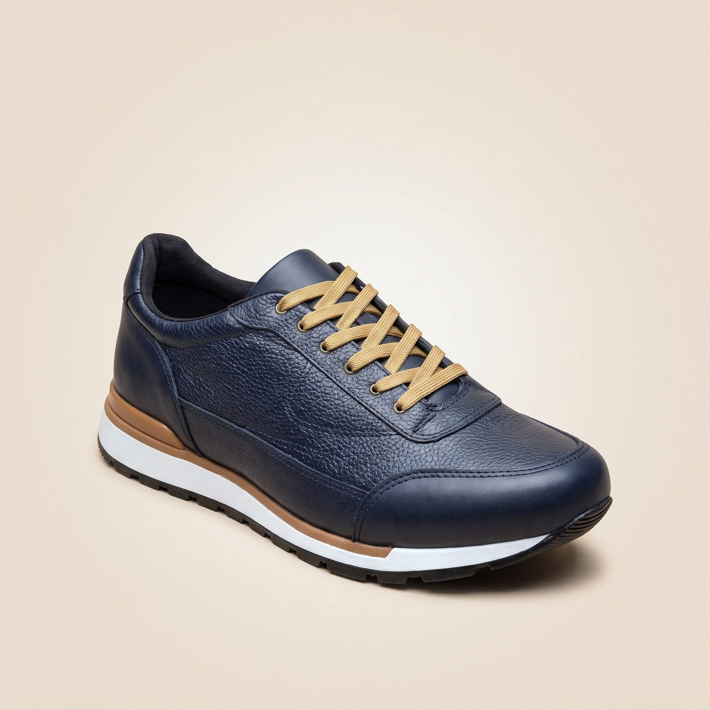 Tenis Toronto azul marino de piel granulada para hombre, agujetas arena, vista tres cuartos