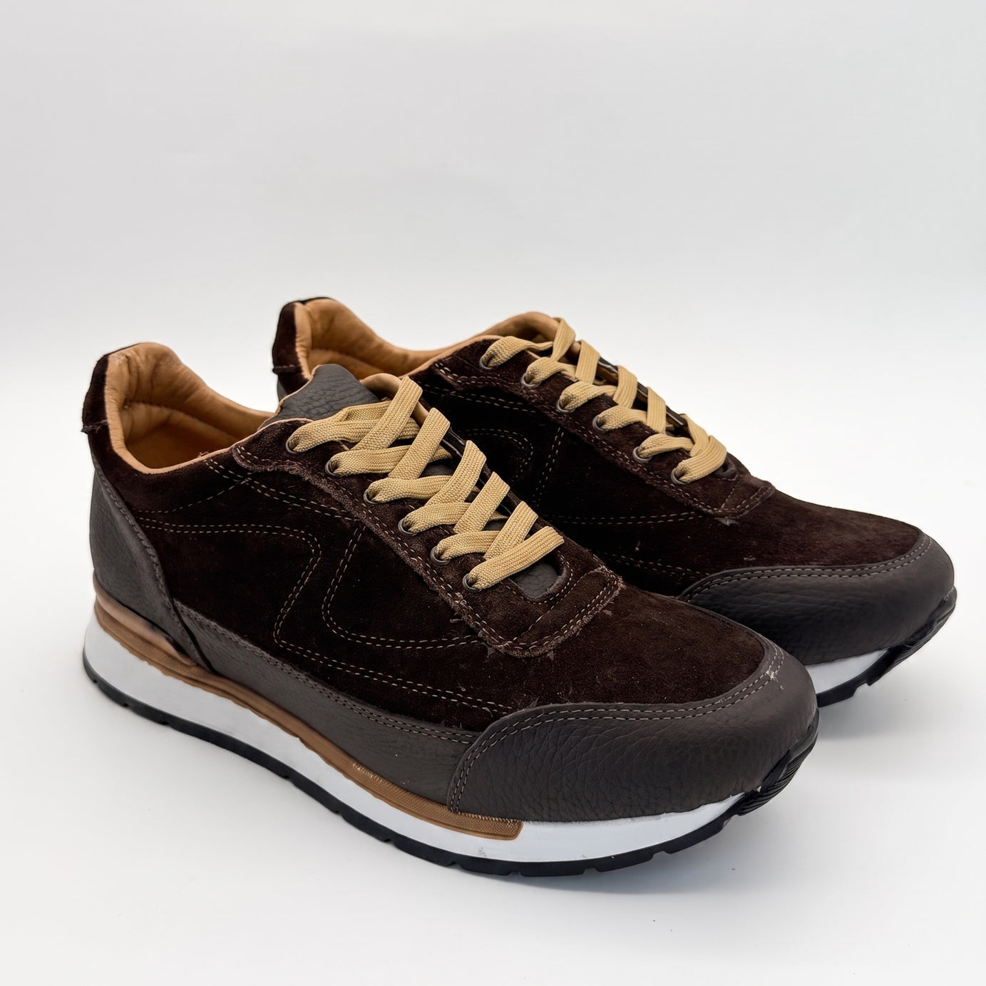 Tenis de gamuza para hombre Toronto Suede color chocolate hechos en México — foto estudio | Calzado Zully