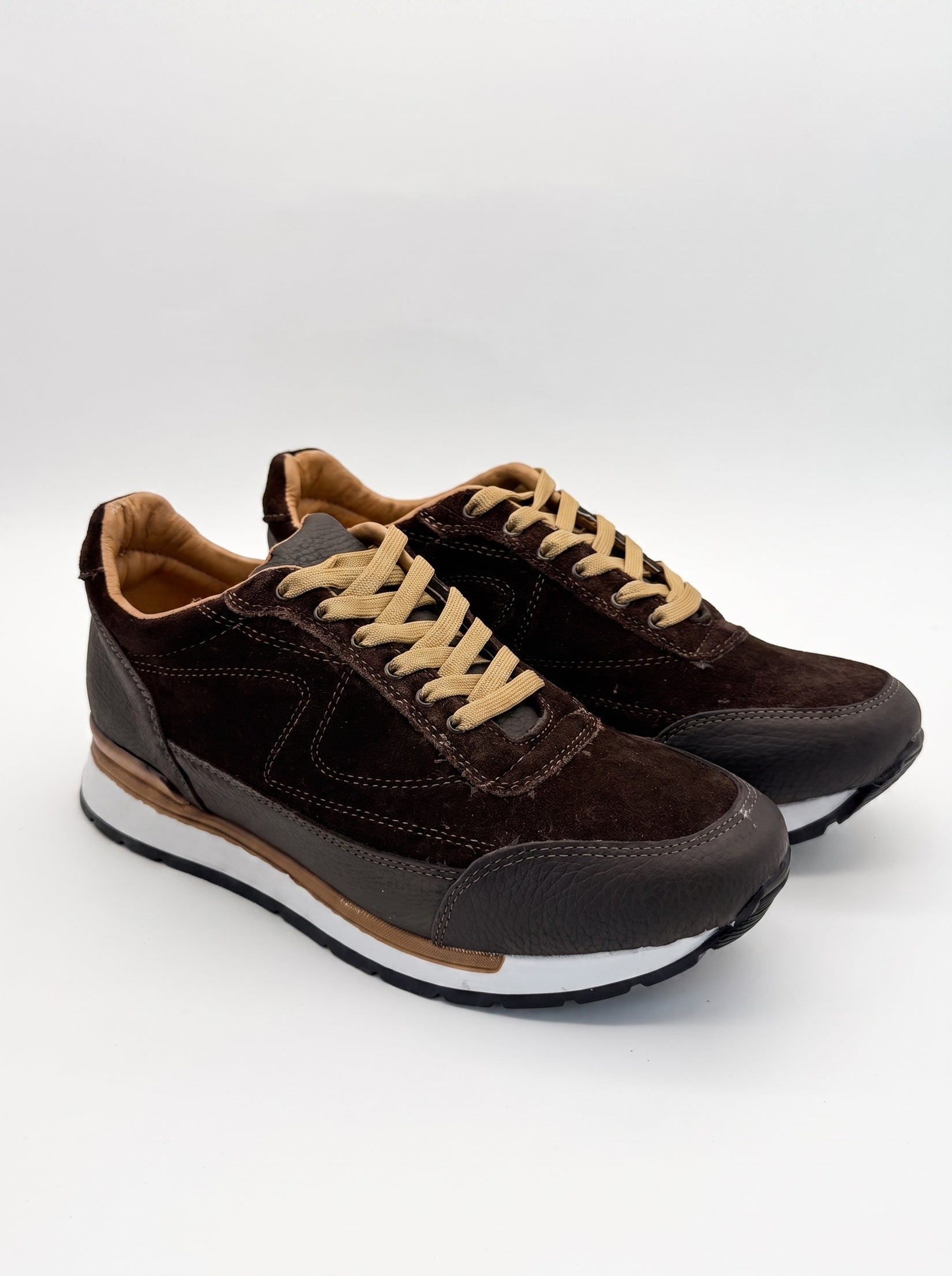 Tenis de gamuza para hombre Toronto Suede color chocolate hechos en México — foto estudio | Calzado Zully