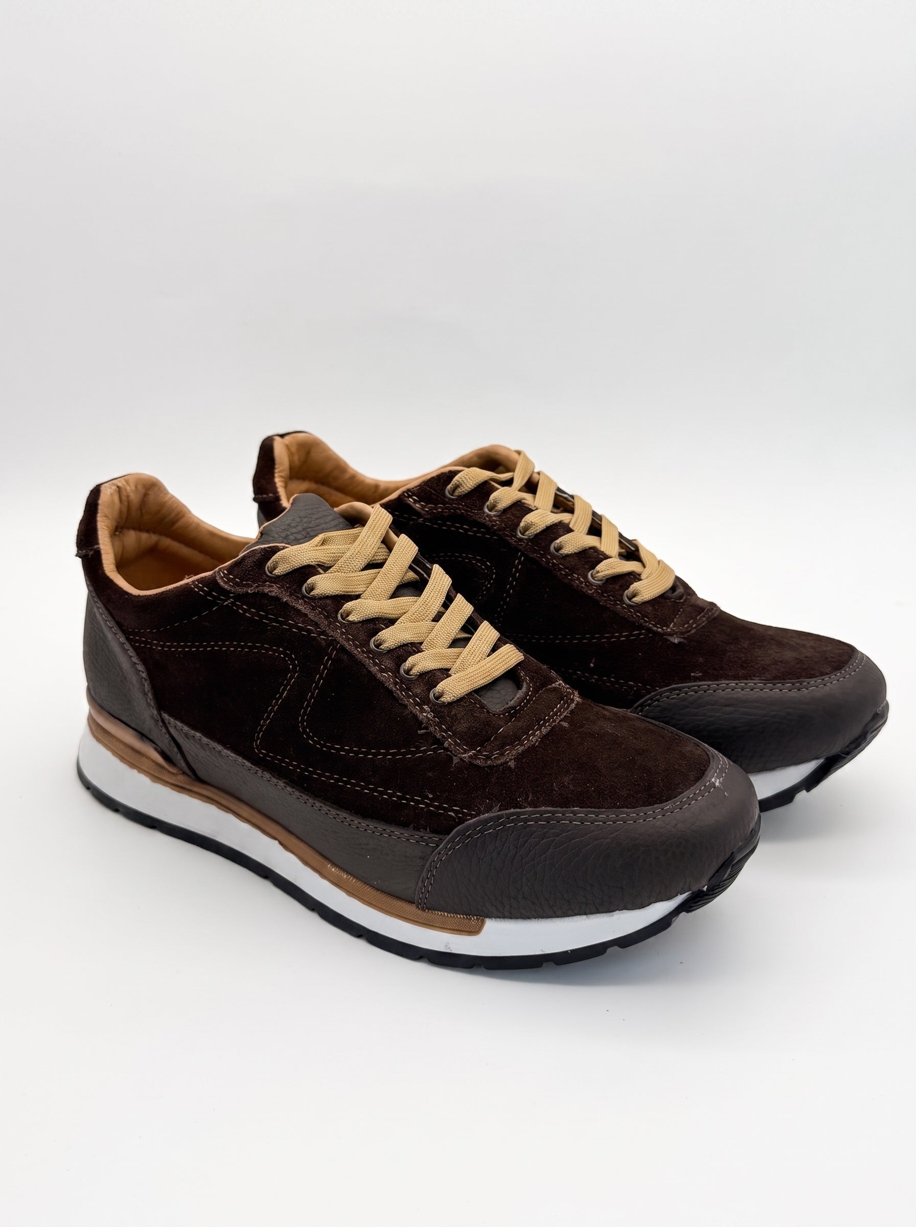 Tenis de gamuza para hombre Toronto Suede color chocolate hechos en México — foto estudio | Calzado Zully