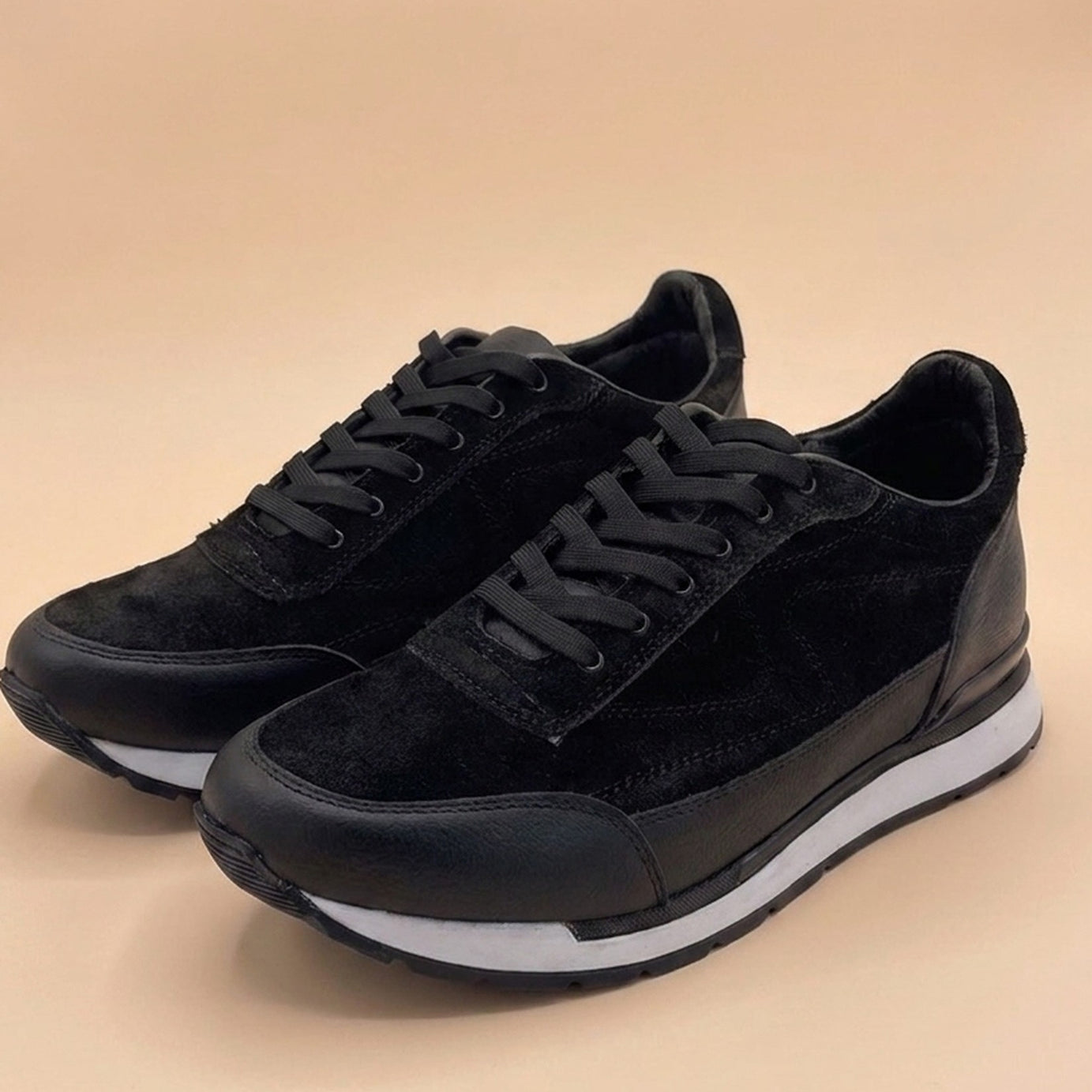 Tenis Toronto Suede negro de gamuza para hombre, foto de estudio | Calzado Zully
