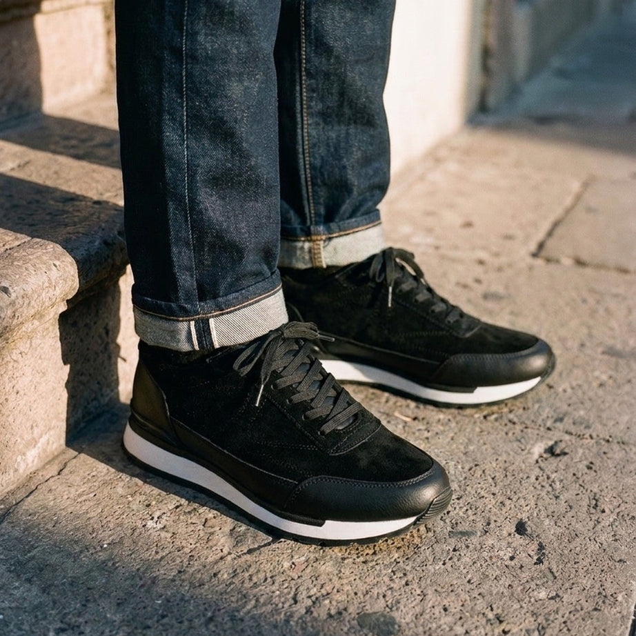 Tenis Toronto Suede negros de gamuza con jeans, uso diario — Calzado Zully
