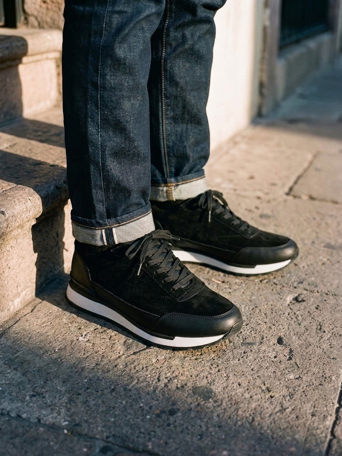 Tenis Toronto Suede negros de gamuza con jeans, uso diario — Calzado Zully