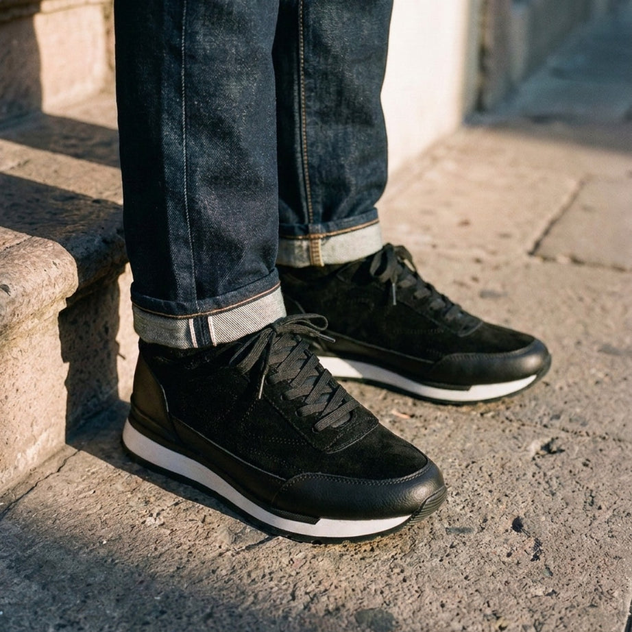 Hombre con tenis Toronto Suede negros de gamuza en la calle — Calzado Zully