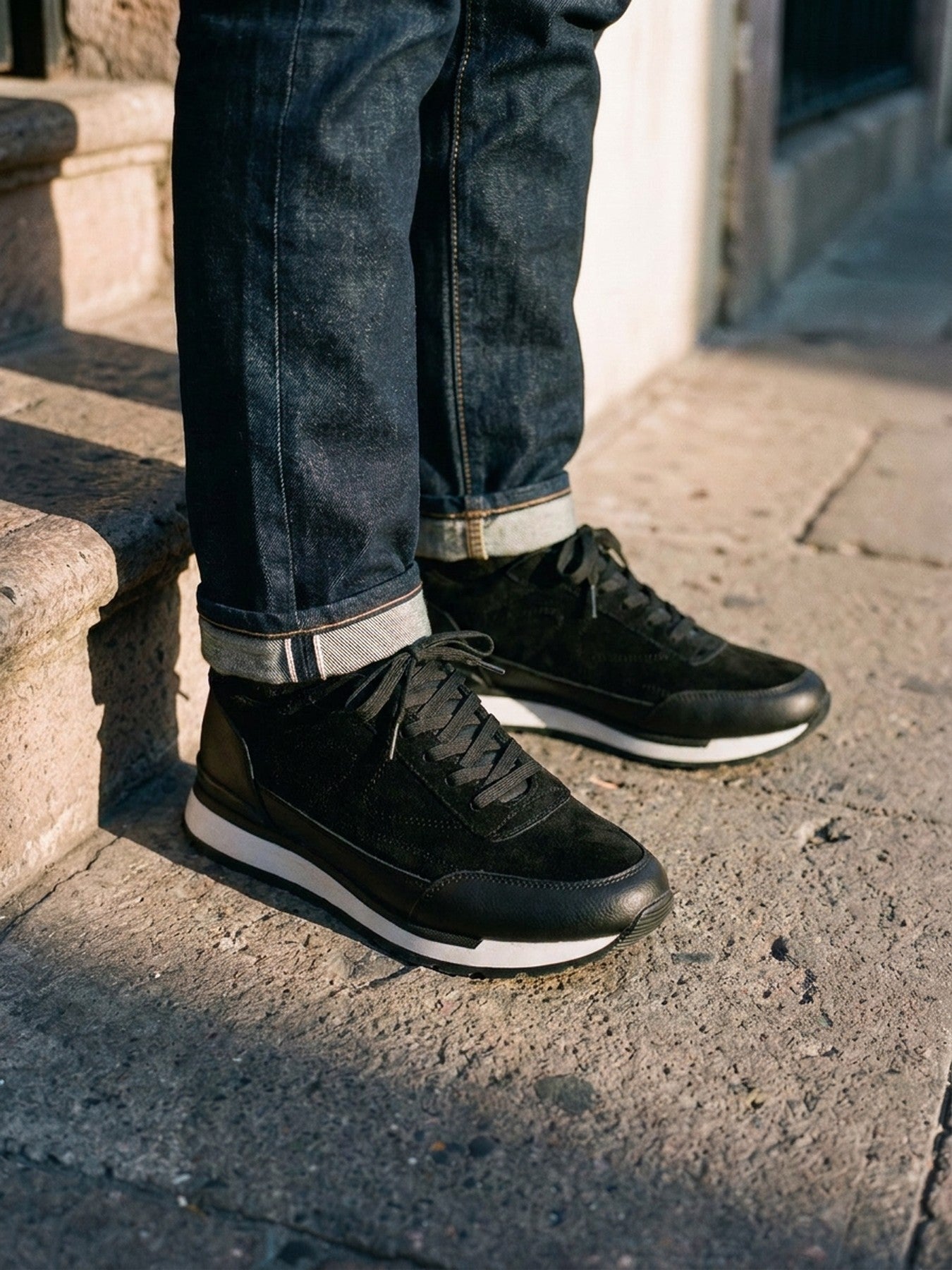 Hombre con tenis Toronto Suede negros de gamuza en la calle — Calzado Zully