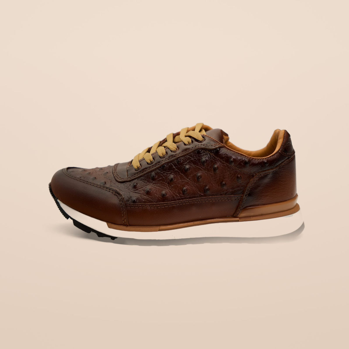 Tenis Vancouver de piel grabado avestruz para hombre color café, vista lateral