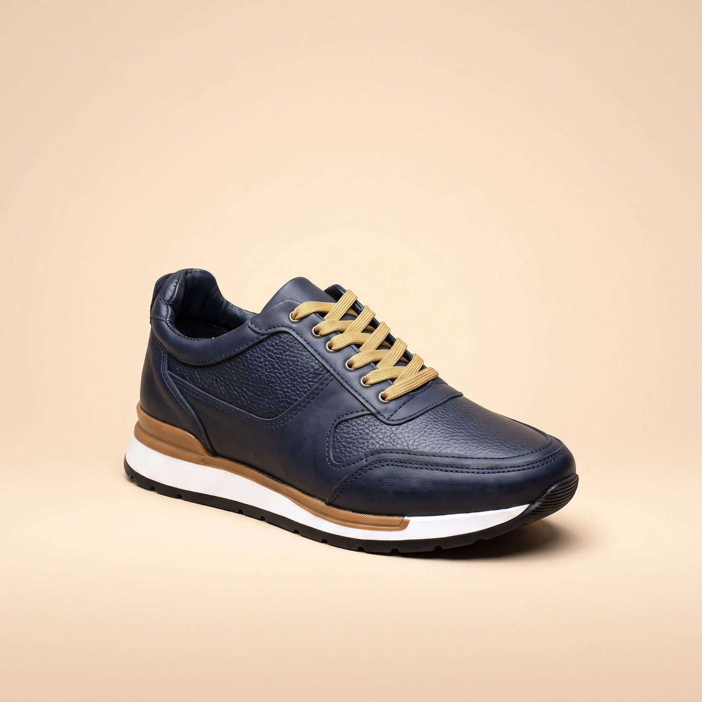 Tenis Vancouver azul marino de piel para hombre, agujetas arena, vista tres cuartos