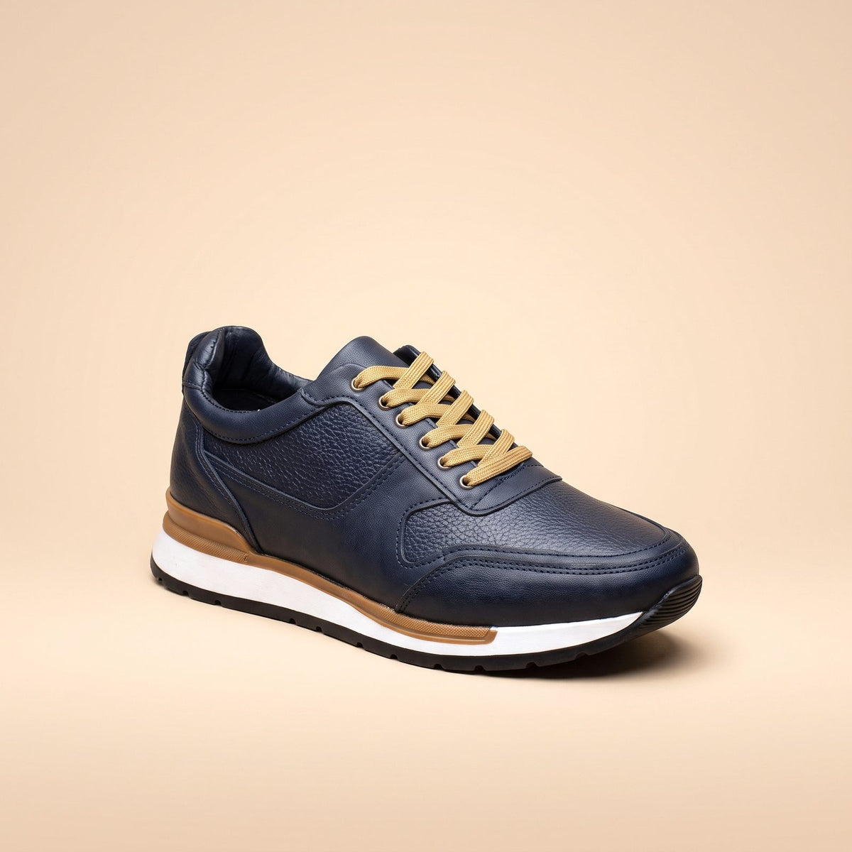Tenis Vancouver azul marino de piel para hombre, agujetas arena, vista tres cuartos