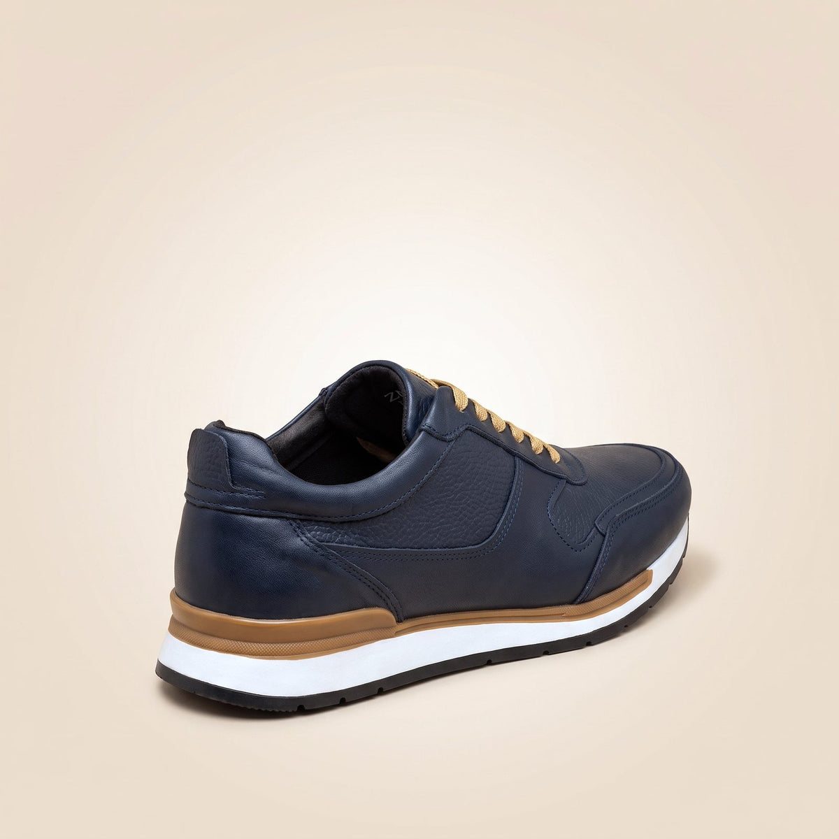 Tenis Vancouver azul marino de piel para hombre, agujetas arena, vista trasera