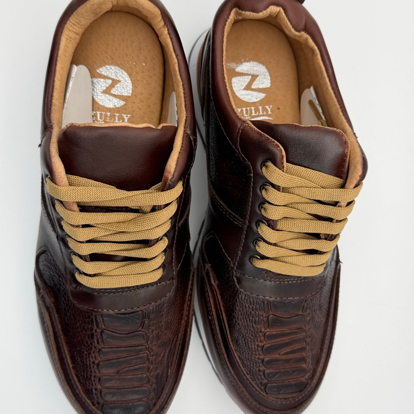Tenis Vancouver grabado exótico de avestruz color café de piel para hombre hechos en México — vista 3 | Calzado Zully