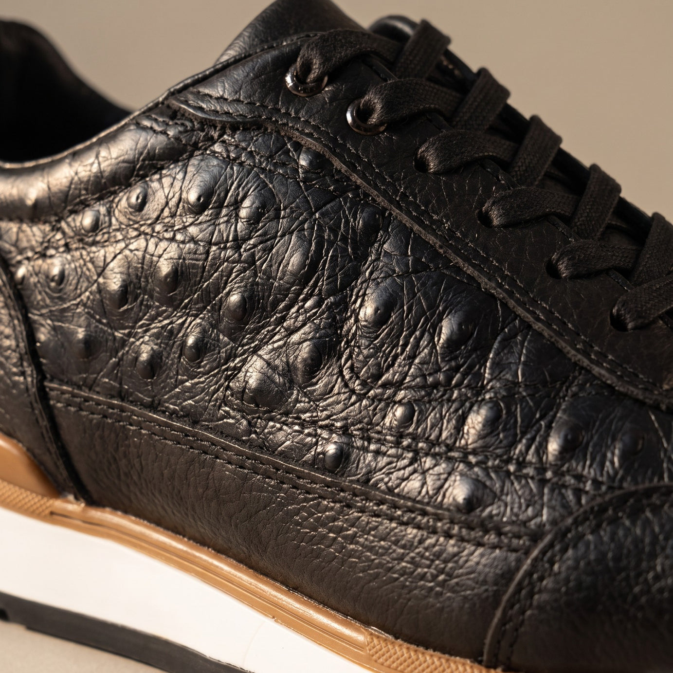 Tenis de piel grabado avestruz para hombre color negro — vista 3 | Calzado Zully