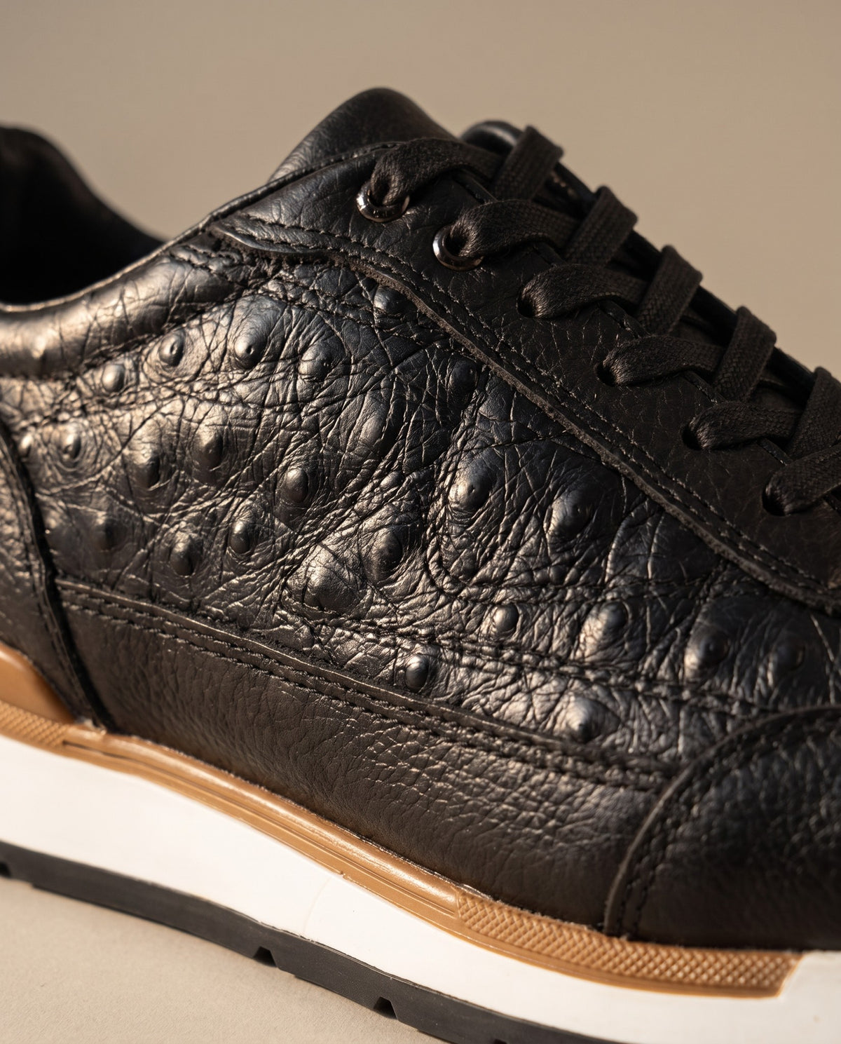Tenis de piel grabado avestruz para hombre color negro — vista 3 | Calzado Zully
