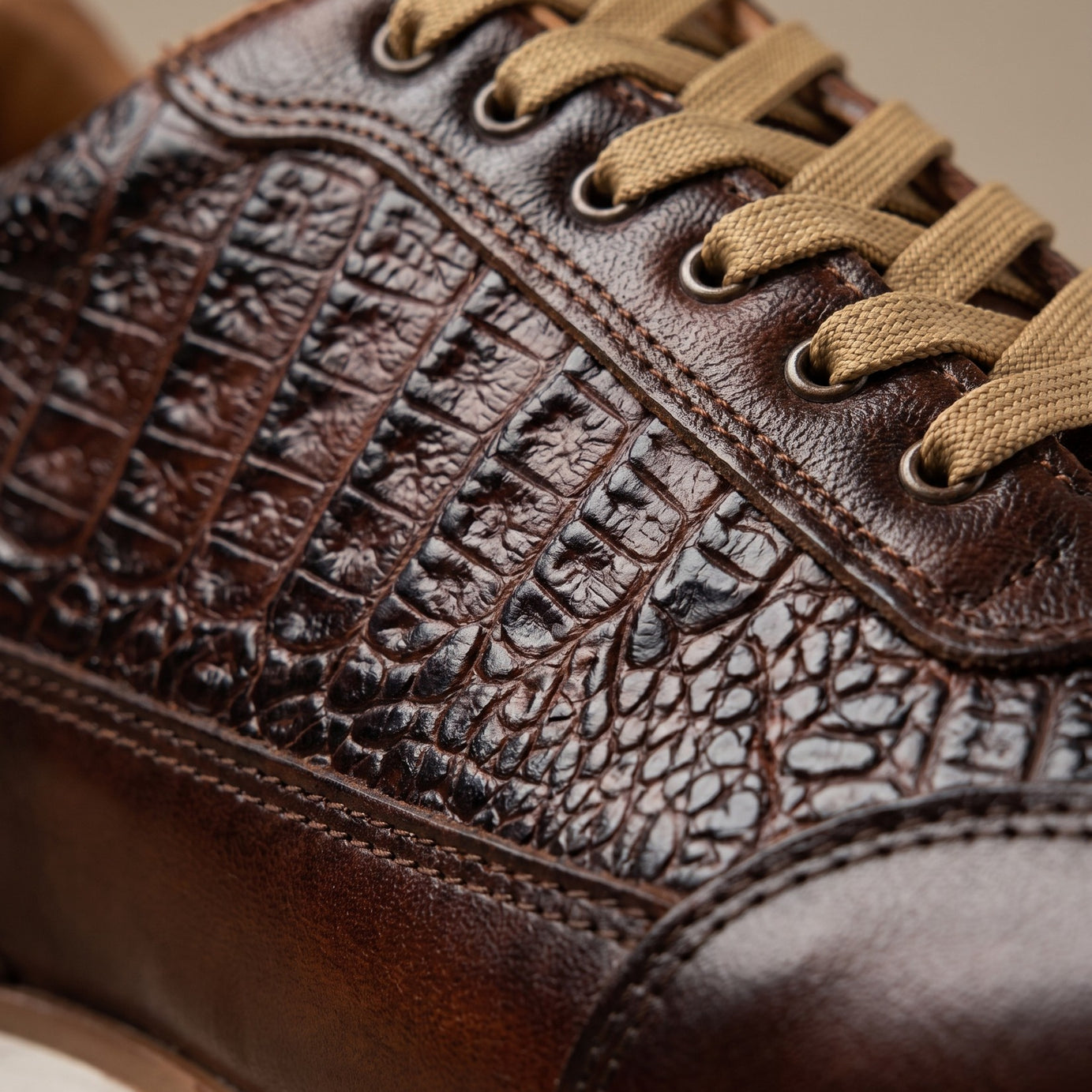 Tenis de piel grabado cocodrilo para hombre color shedrón — vista 3 | Calzado Zully
