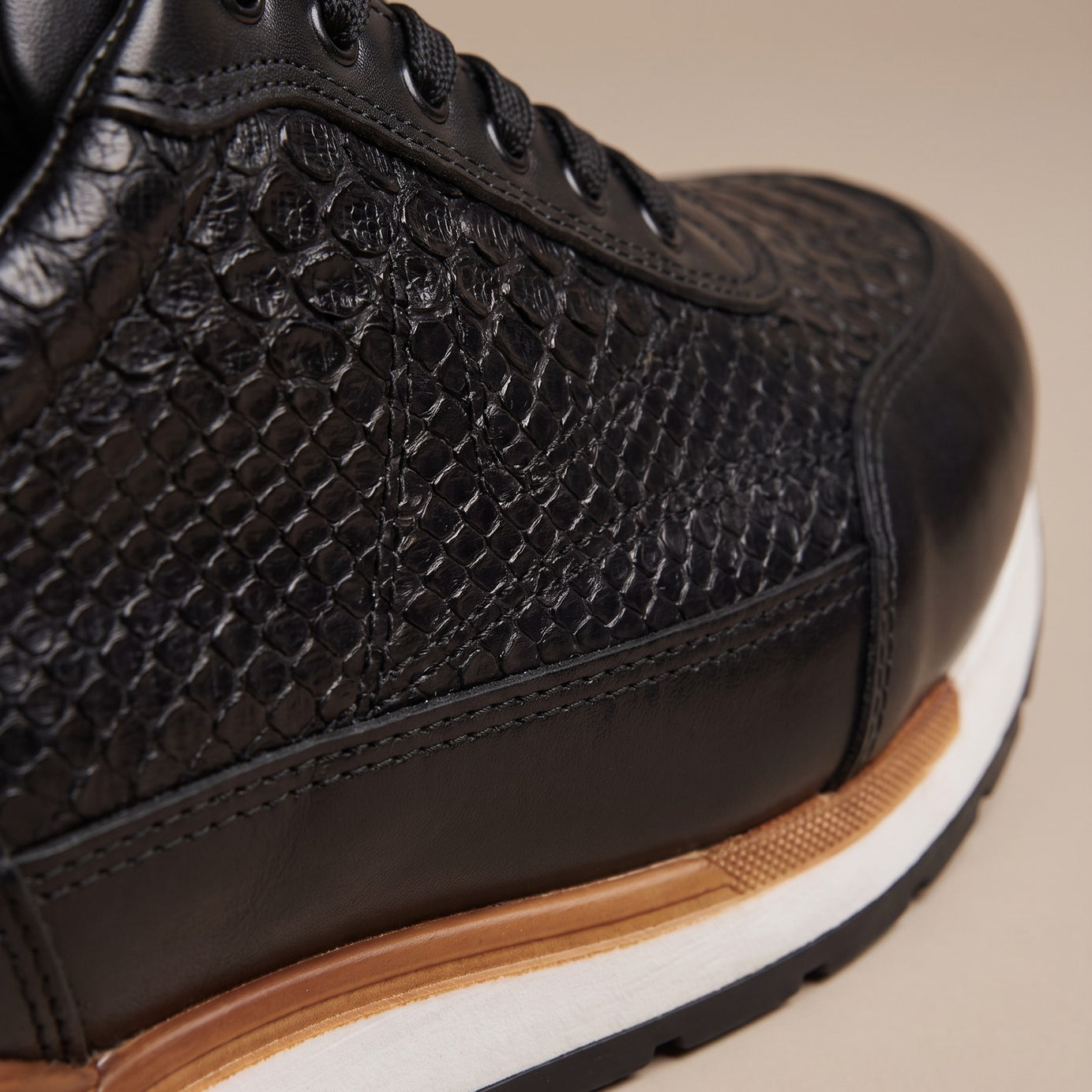 Tenis de piel grabado pitón para hombre color negro — vista 3 | Calzado Zully