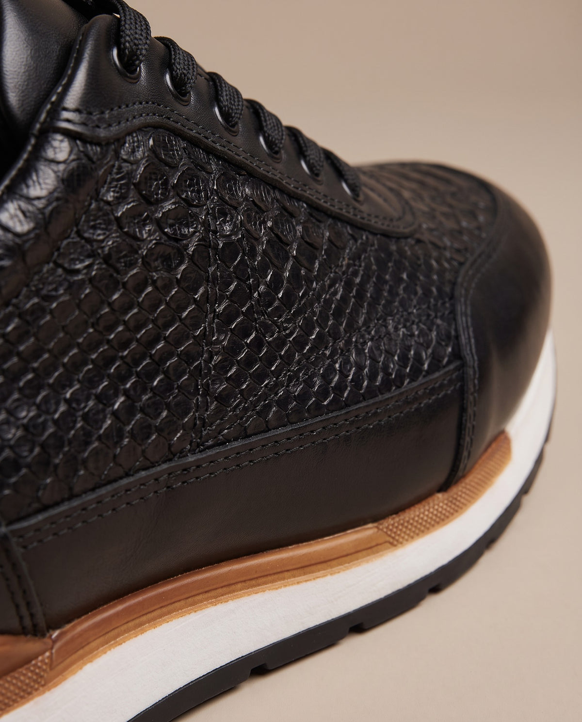 Tenis de piel grabado pitón para hombre color negro — vista 3 | Calzado Zully