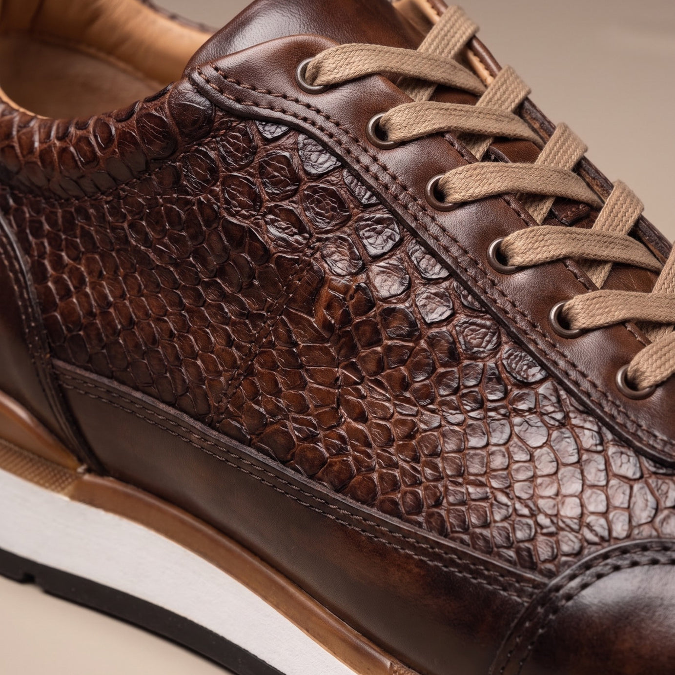 Tenis de piel grabado pitón para hombre color shedrón — vista 3 | Calzado Zully