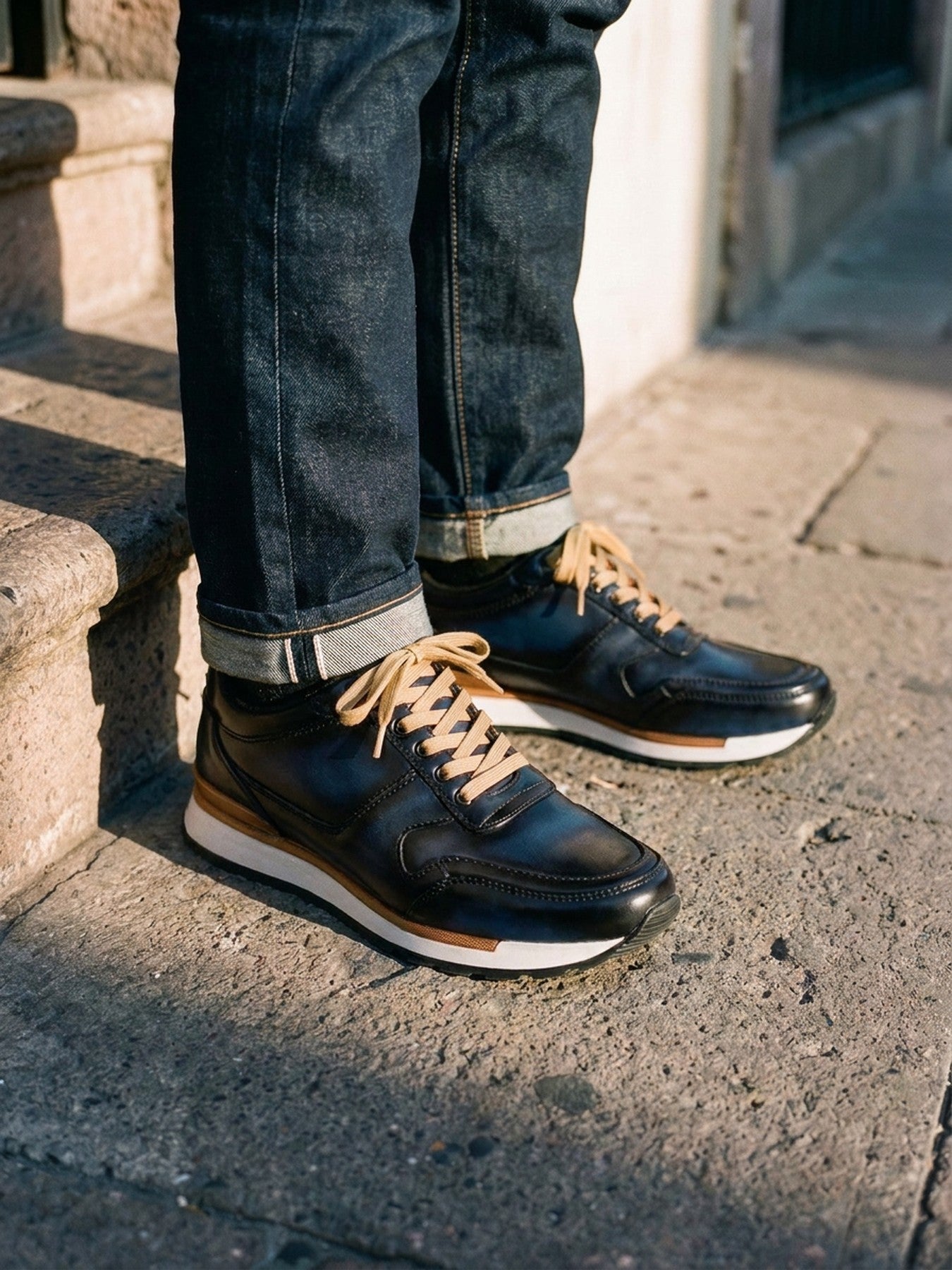 Hombre con tenis Vancouver azules de piel en la calle — Calzado Zully