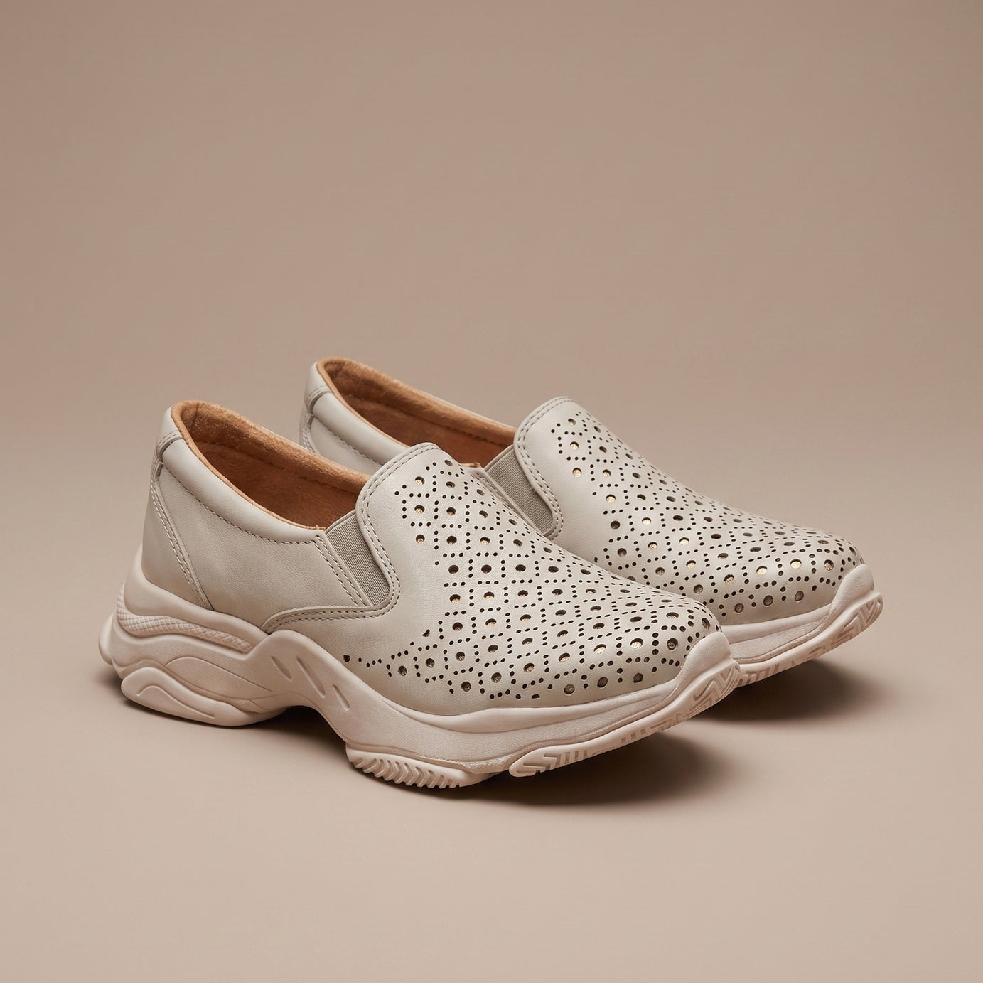 Zapopan hueso — zapato confort de dama de piel troquelada, foto de estudio | Calzado Zully