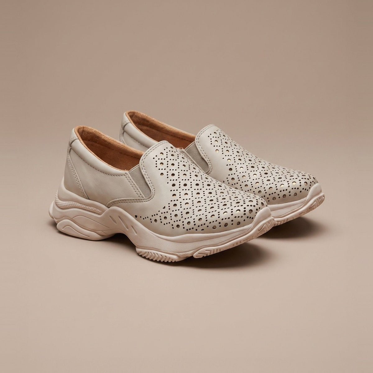 Zapopan hueso — zapato confort de dama de piel troquelada, foto de estudio | Calzado Zully