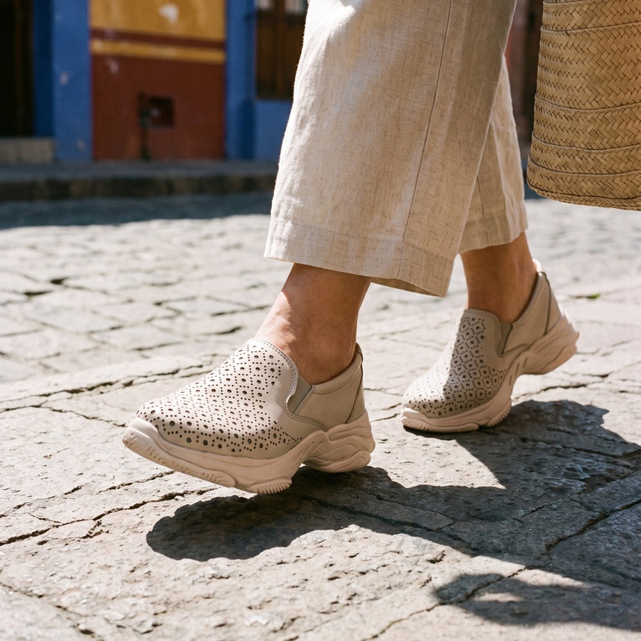 Mujer caminando con zapatos Zapopan hueso de piel troquelada — Calzado Zully