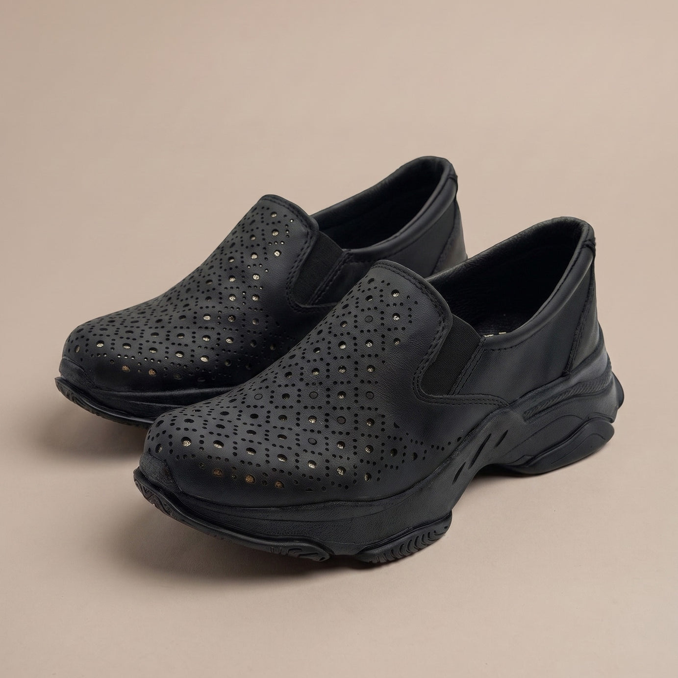 Zapopan negro — zapato confort de dama de piel troquelada, foto de estudio | Calzado Zully