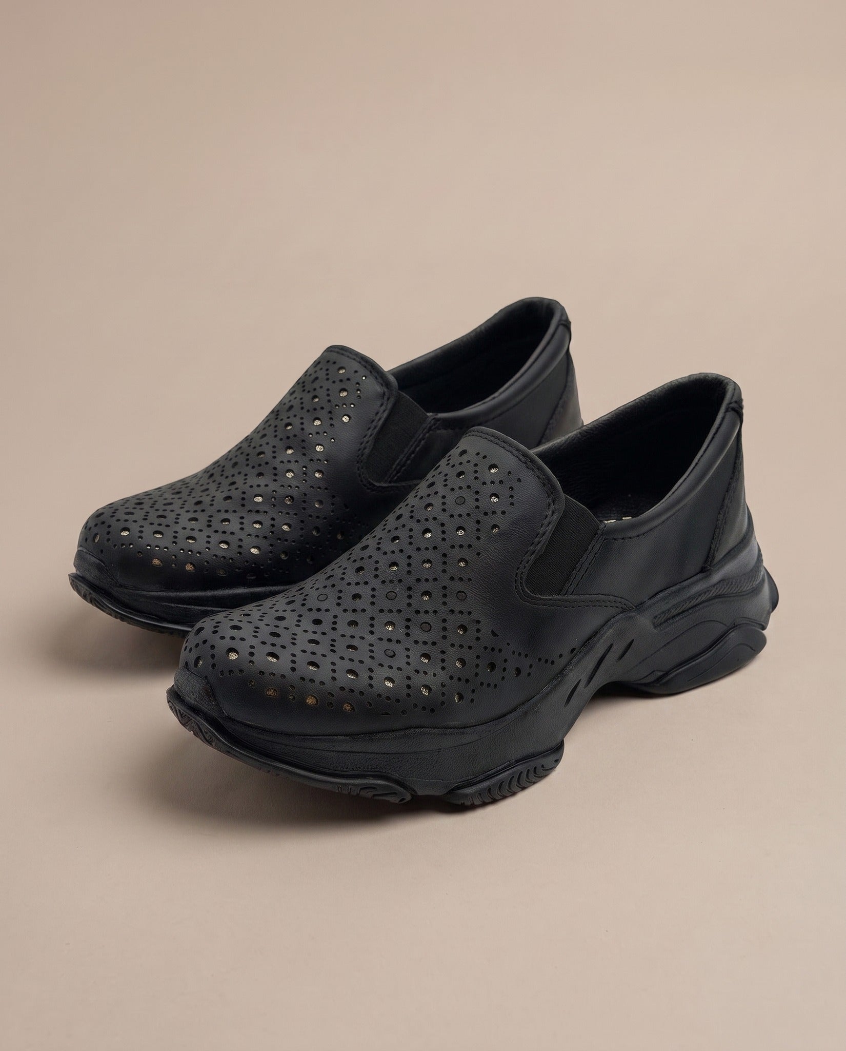 Zapopan negro — zapato confort de dama de piel troquelada, foto de estudio | Calzado Zully