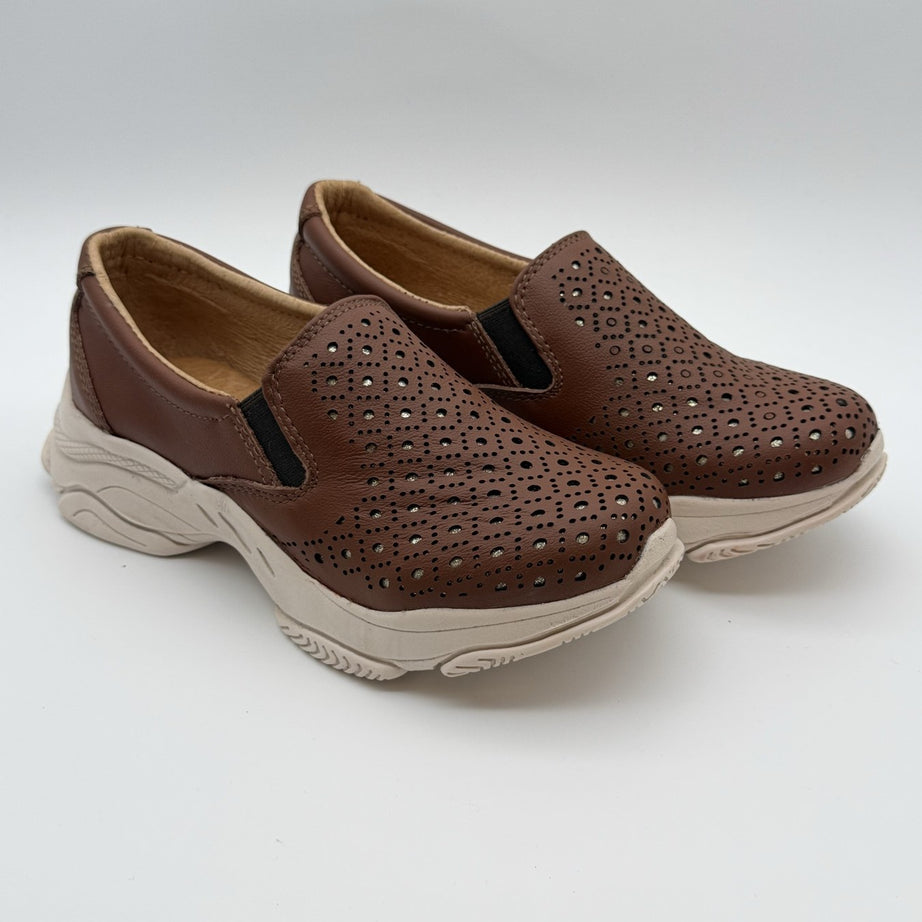 Zapato confort de dama Zapopan shedrón de piel troquelada — Calzado Zully